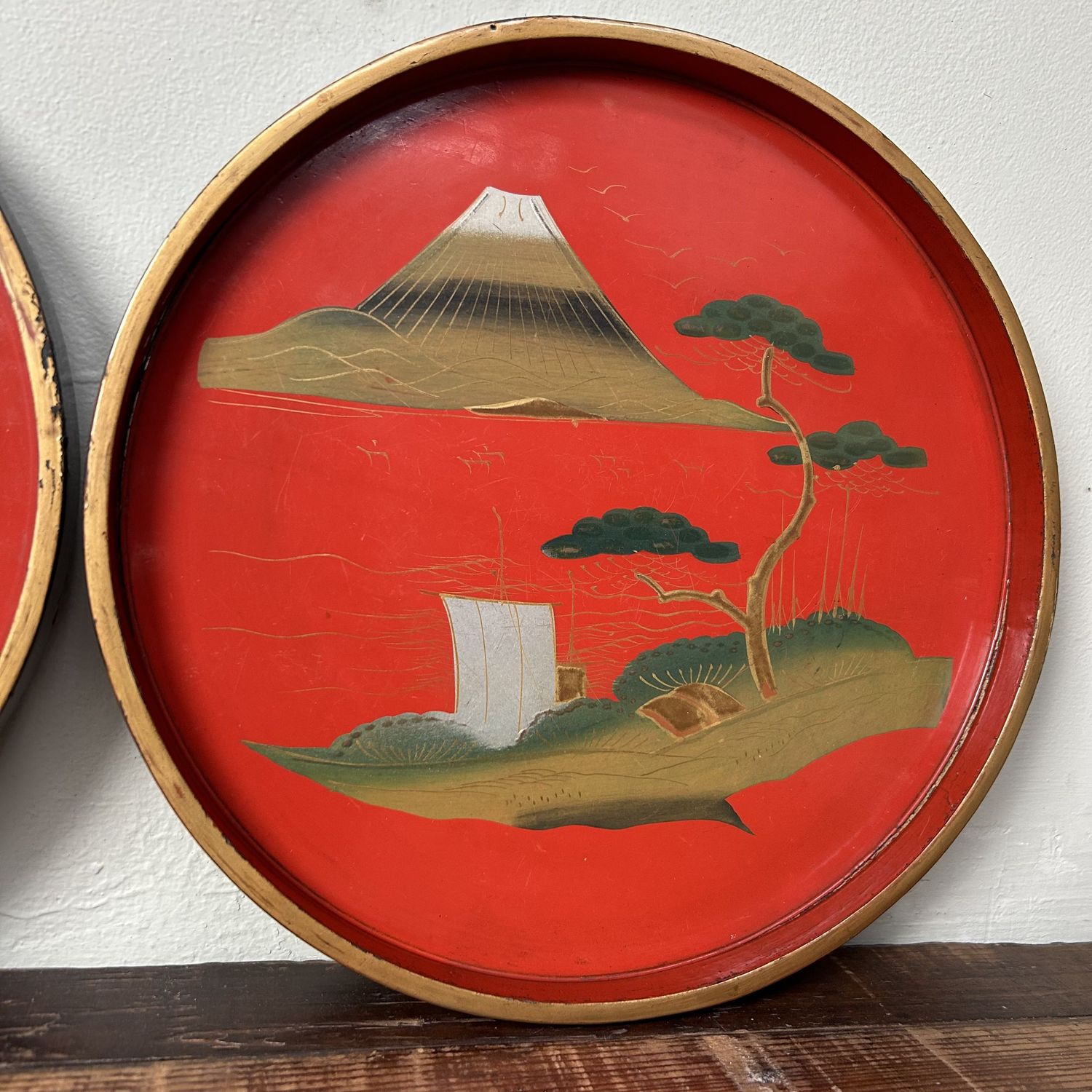 Set Ronde Houten Urushi Lakwerk Dienbladen, Meiji Periode. Set Ronde Houten Urushi Lakwerk Dienbladen, Meiji Periode.