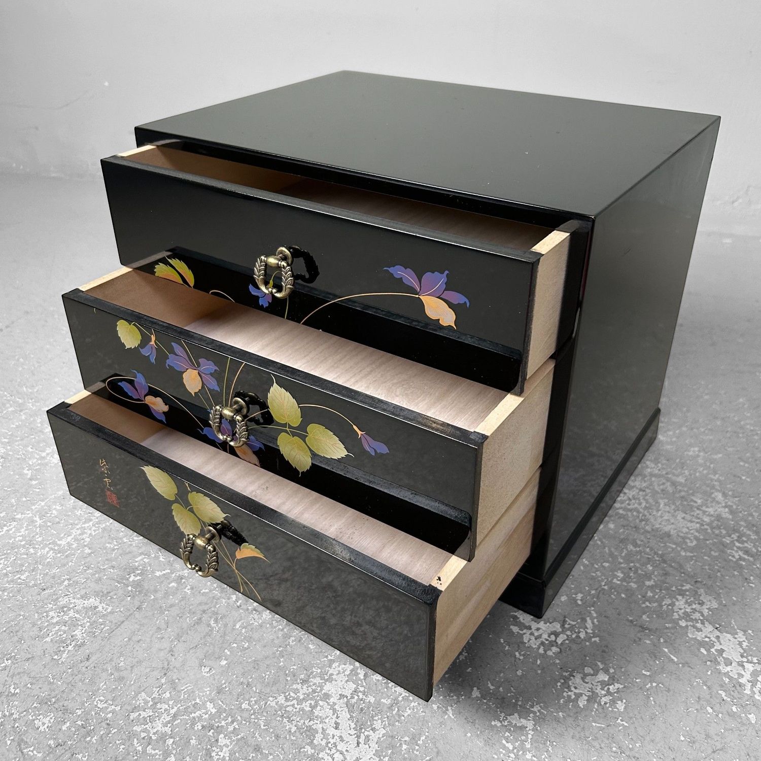 Lacquered Jewelry Drawer Cabinet with Floral Decoration, 1980s, Japan.