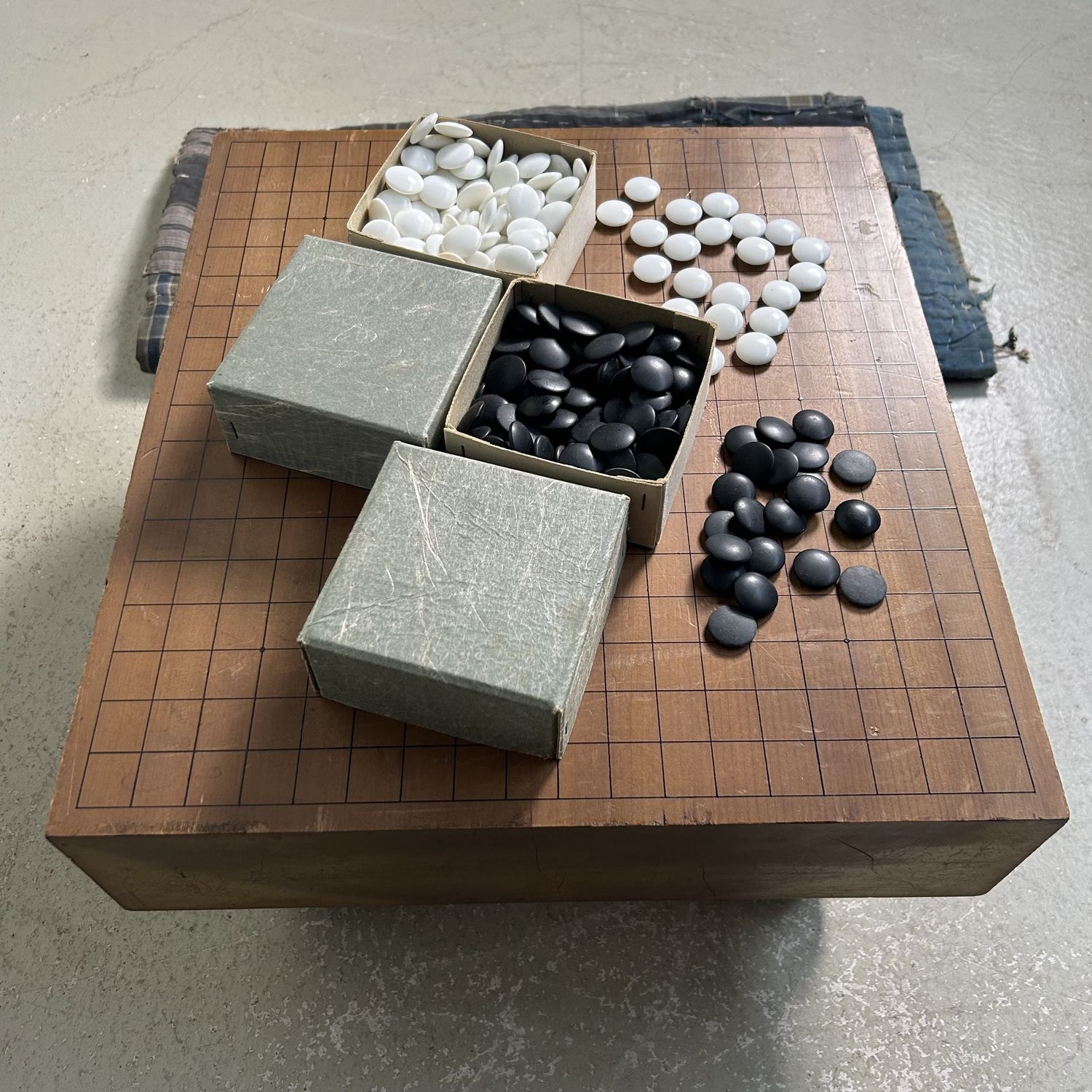 Complete Vintage GO Game Board Goban Kaya, Shōwa period, Japan.