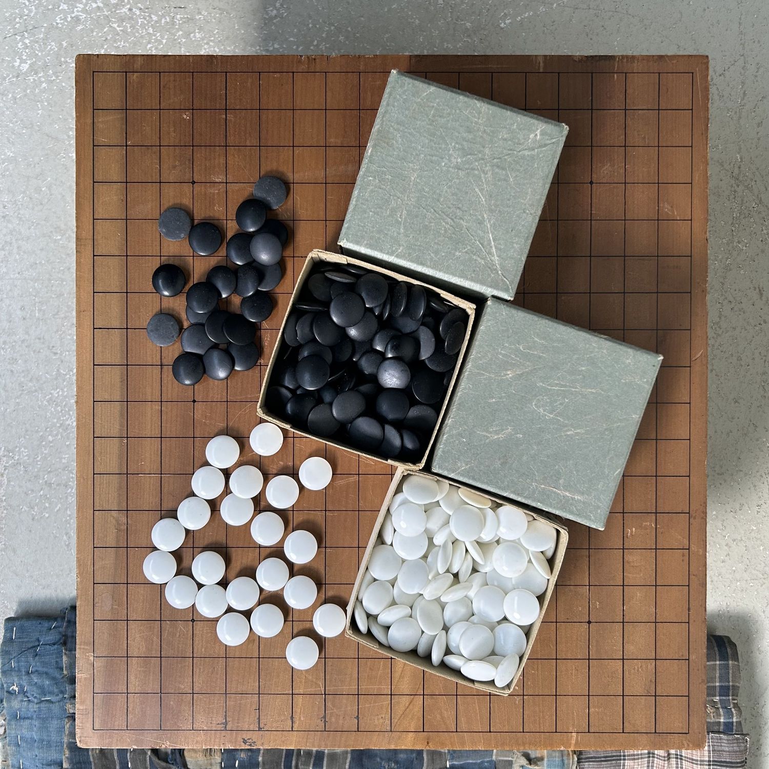 Complete Vintage GO Game Board Goban Kaya, Shōwa period, Japan.