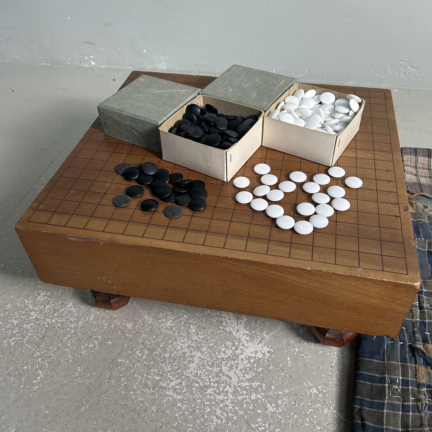 Complete Vintage GO Game Board Goban Kaya, Shōwa period, Japan.