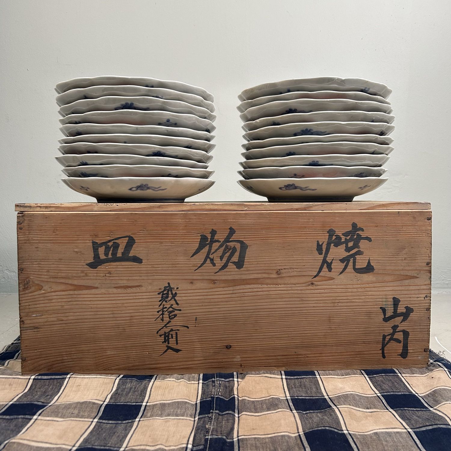 Antieke Set van 20 Imari-Porseleinen Borden, Late Edo Periode.