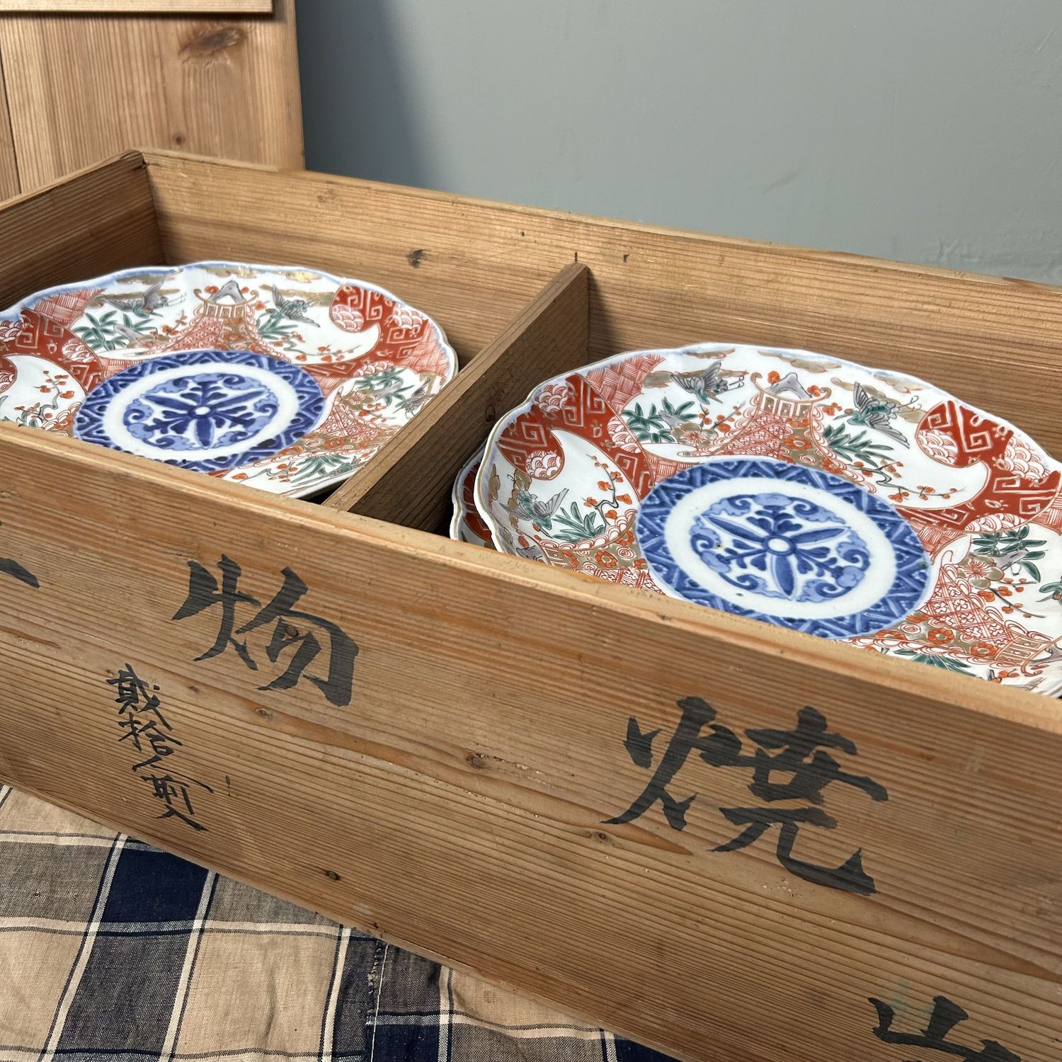 Antieke Set van 20 Imari-Porseleinen Borden, Late Edo Periode.