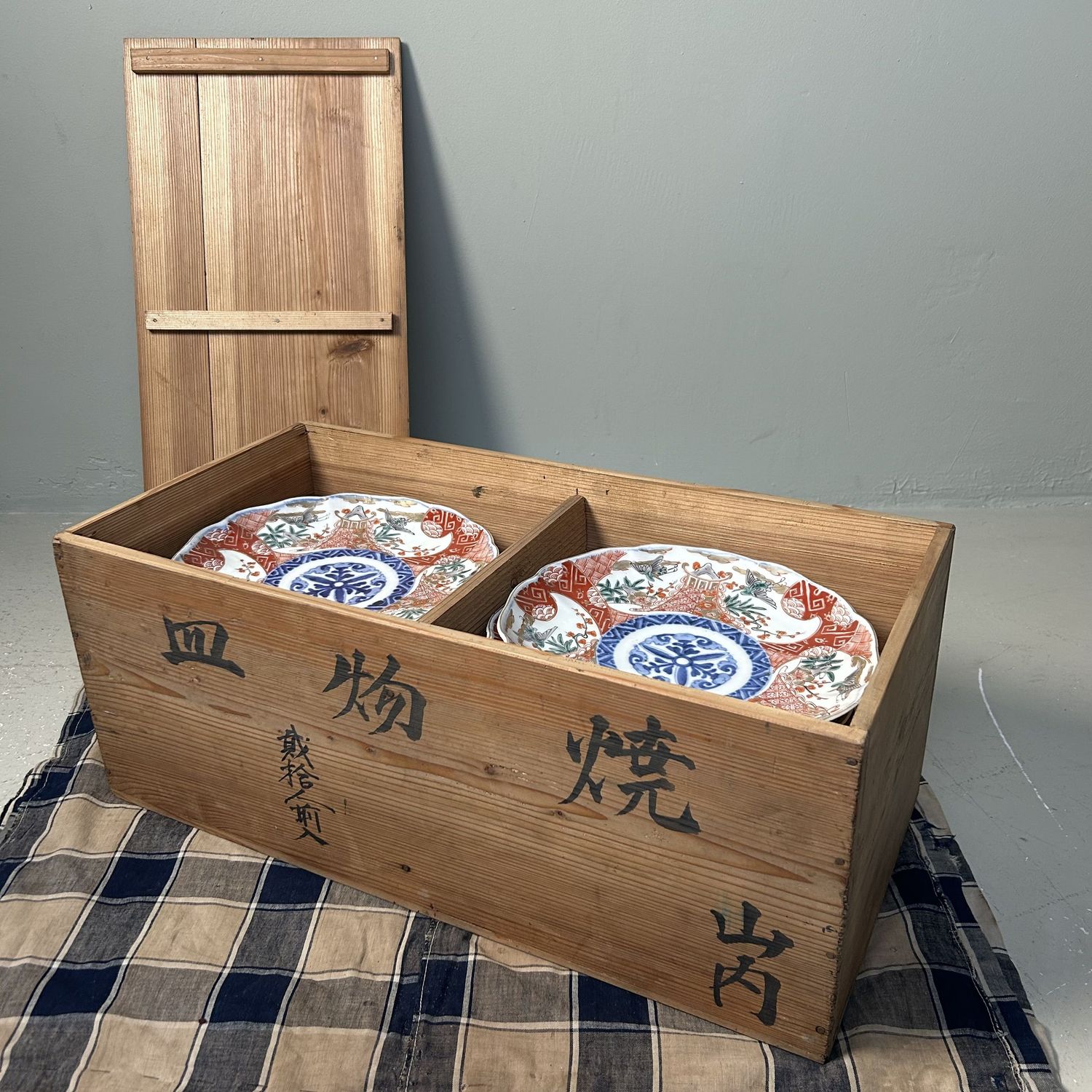 Antieke Set van 20 Imari-Porseleinen Borden, Late Edo Periode.