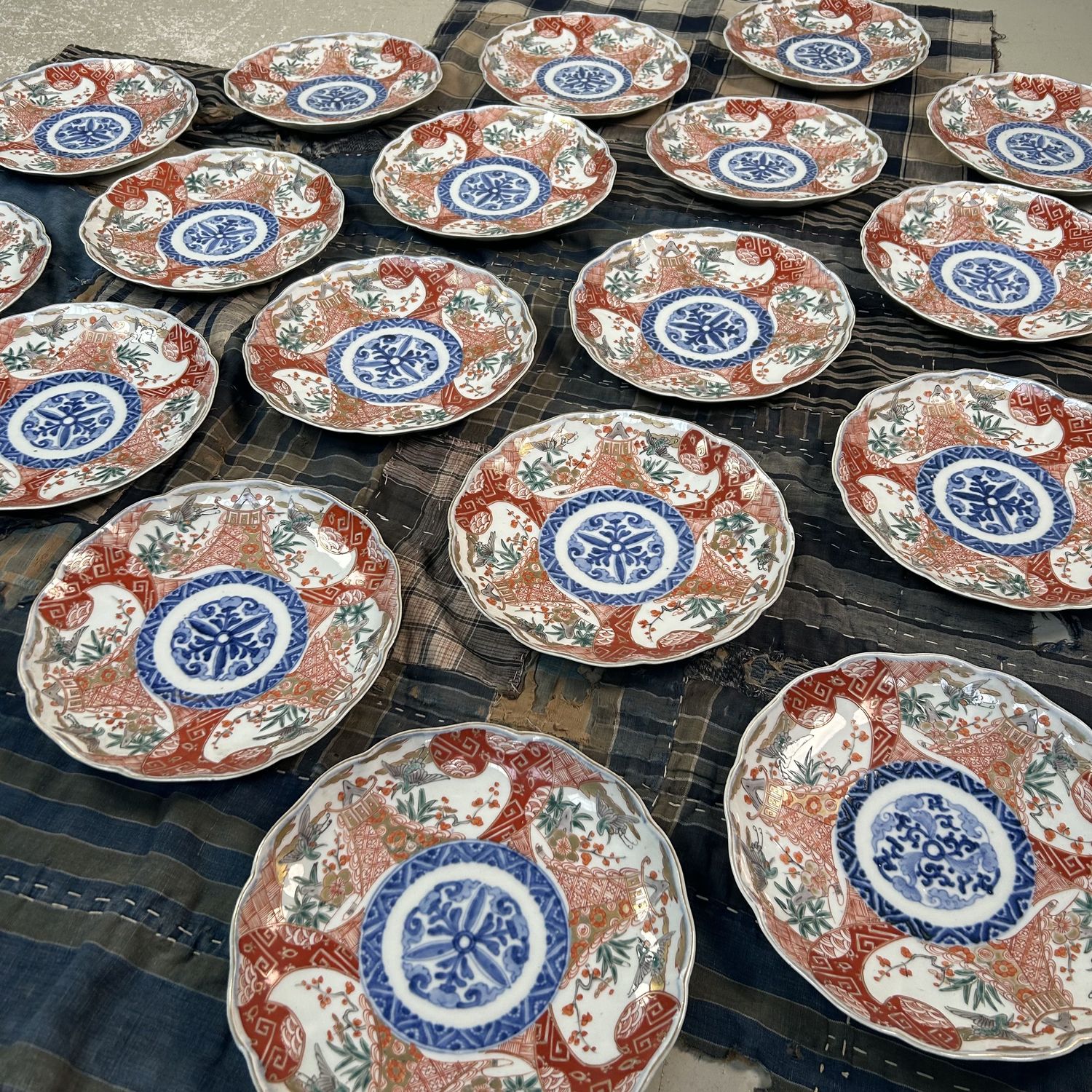 Antieke Set van 20 Imari-Porseleinen Borden, Late Edo Periode.