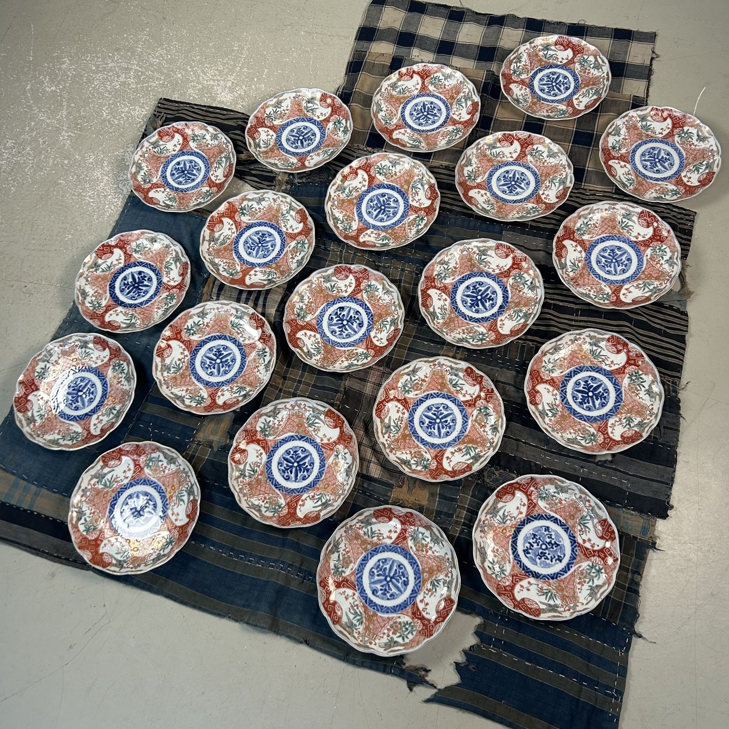 Antieke Set van 20 Imari-Porseleinen Borden, Late Edo Periode.