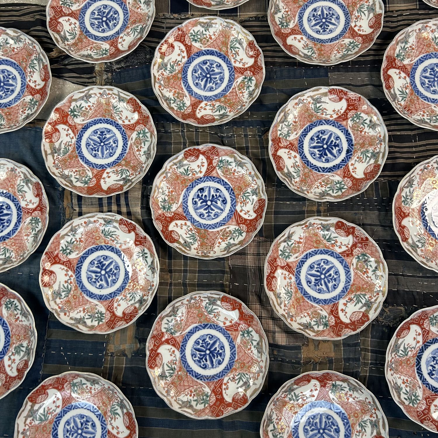 Antieke Set van 20 Imari-Porseleinen Borden, Late Edo Periode.