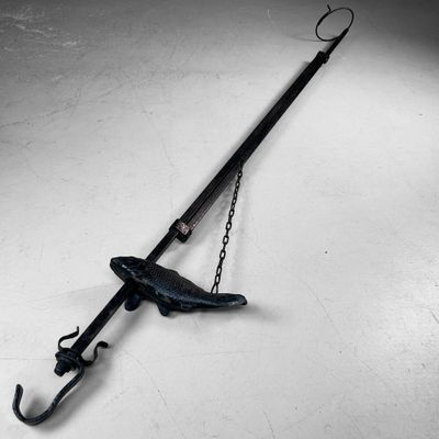 Antieke Japanse Jizai Kagi, Verstelbare Haardhaak met Karperdecoratie. Antieke Japanse Jizai Kagi, Verstelbare Haardhaak met Karperdecoratie.