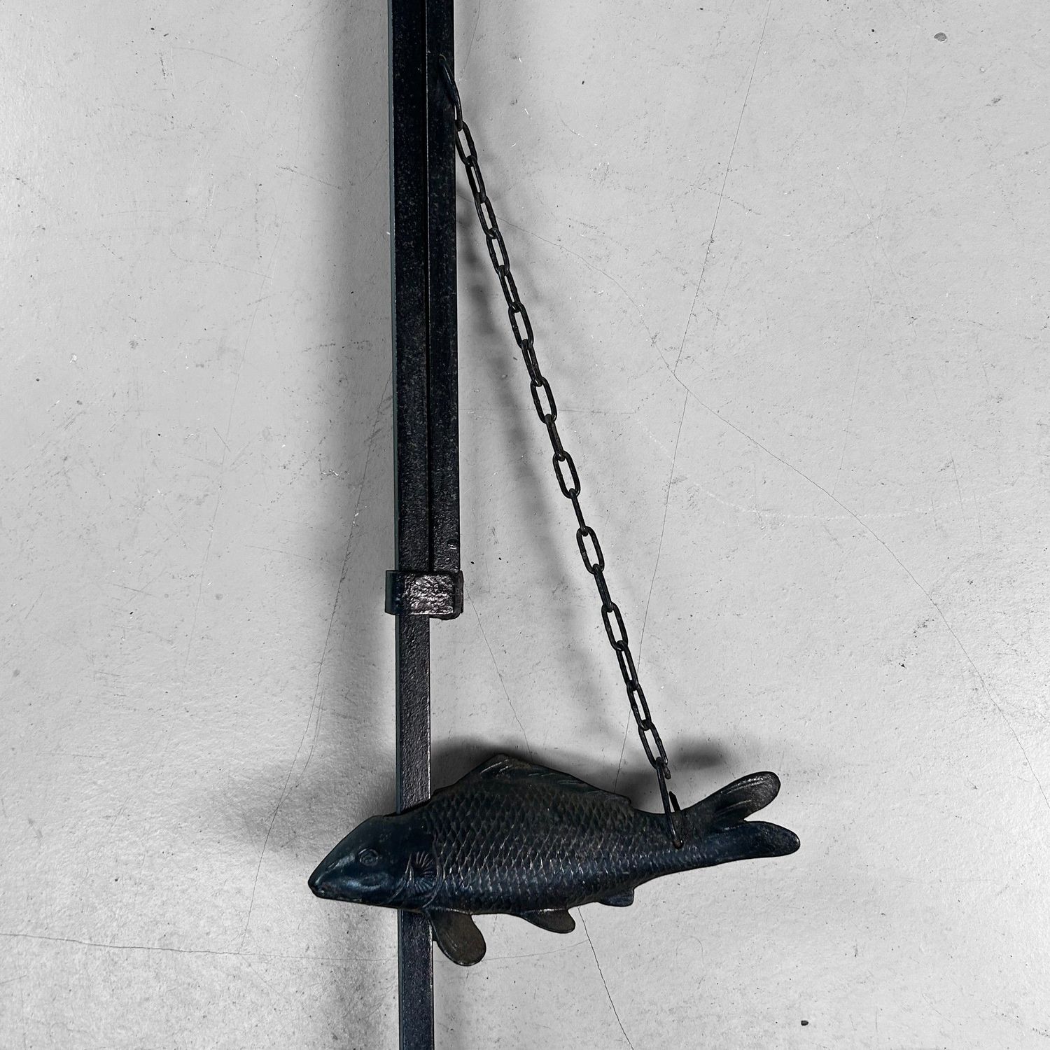Antieke Japanse Jizai Kagi, Verstelbare Haardhaak met Karperdecoratie.