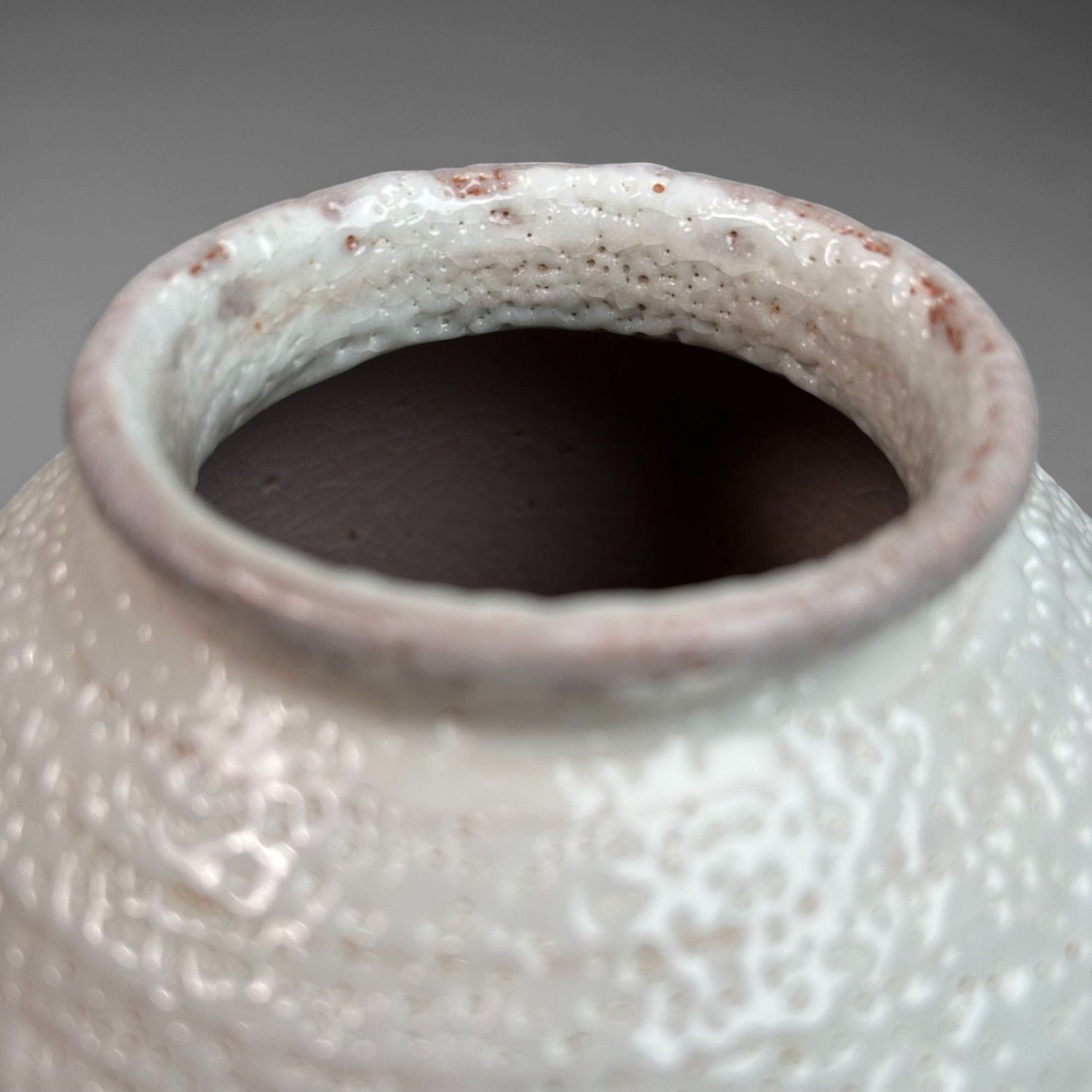 Kikyoya, Shino Ware, Ikebana Bloemenvaas, 'Kraanvogels', Japan.