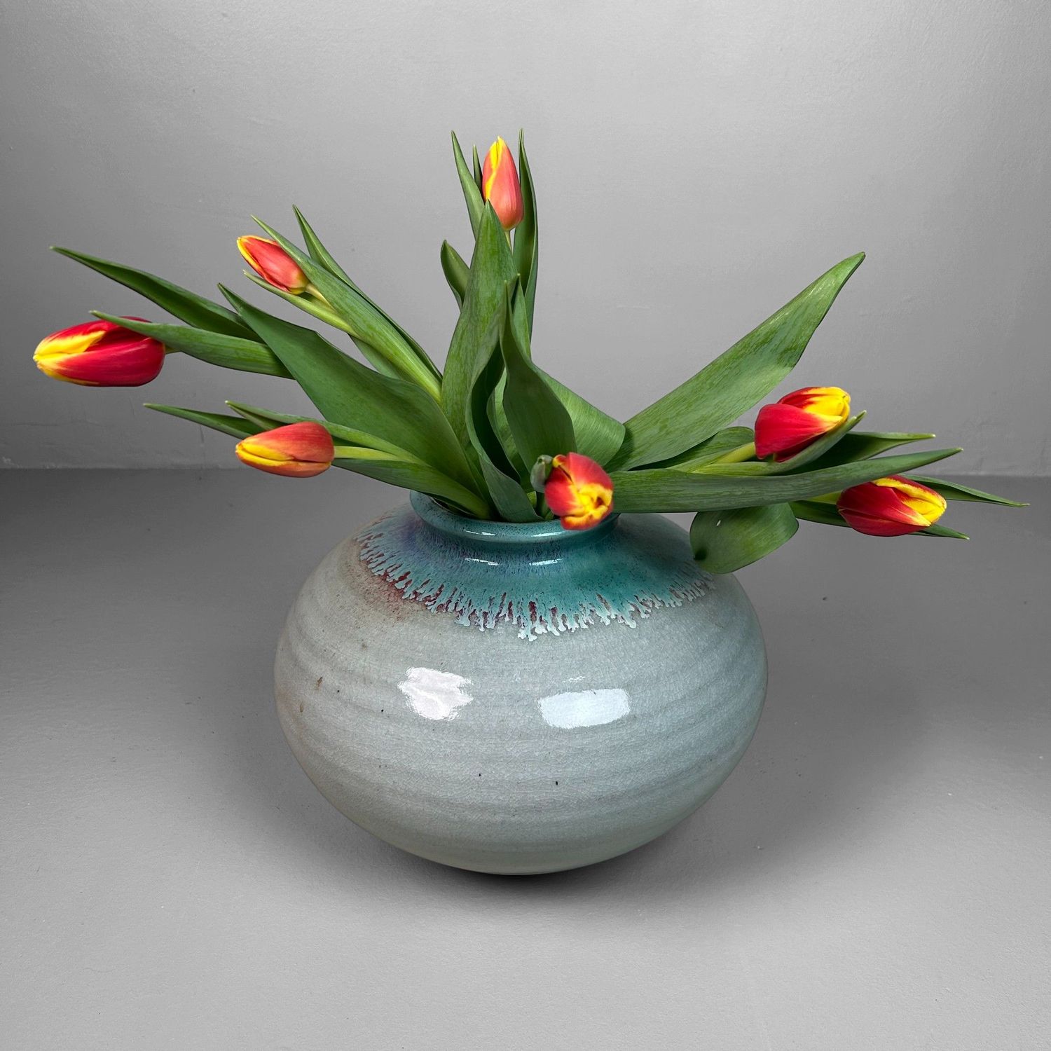 Traditionele Agano-Yaki Ikebana, Japanse Vaas, jaren '60. Traditionele Agano-Yaki Ikebana, Japanse Vaas, jaren '60.