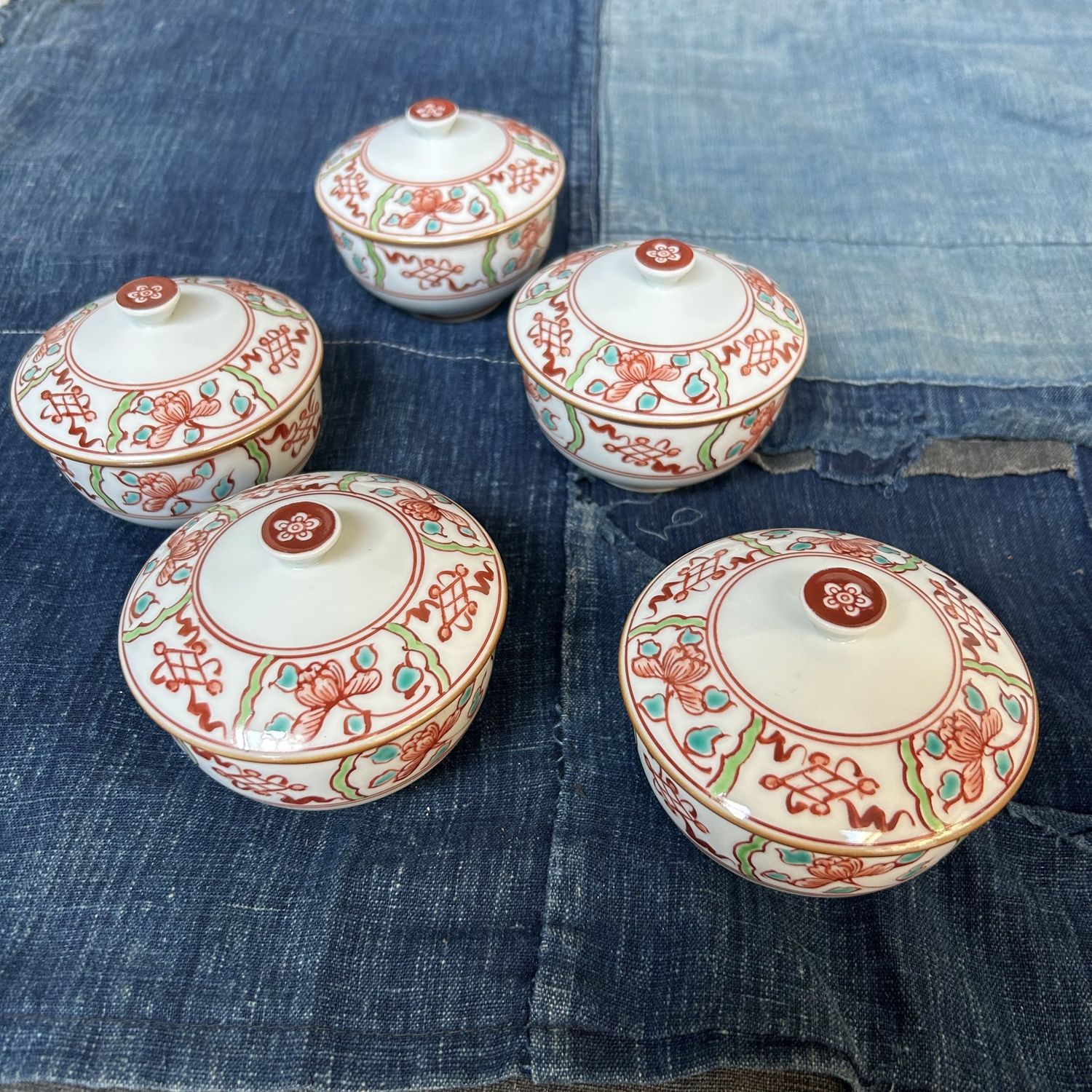 Set van 5 Japanse Arita porseleinen kommetjes met deksel, jaren '70.