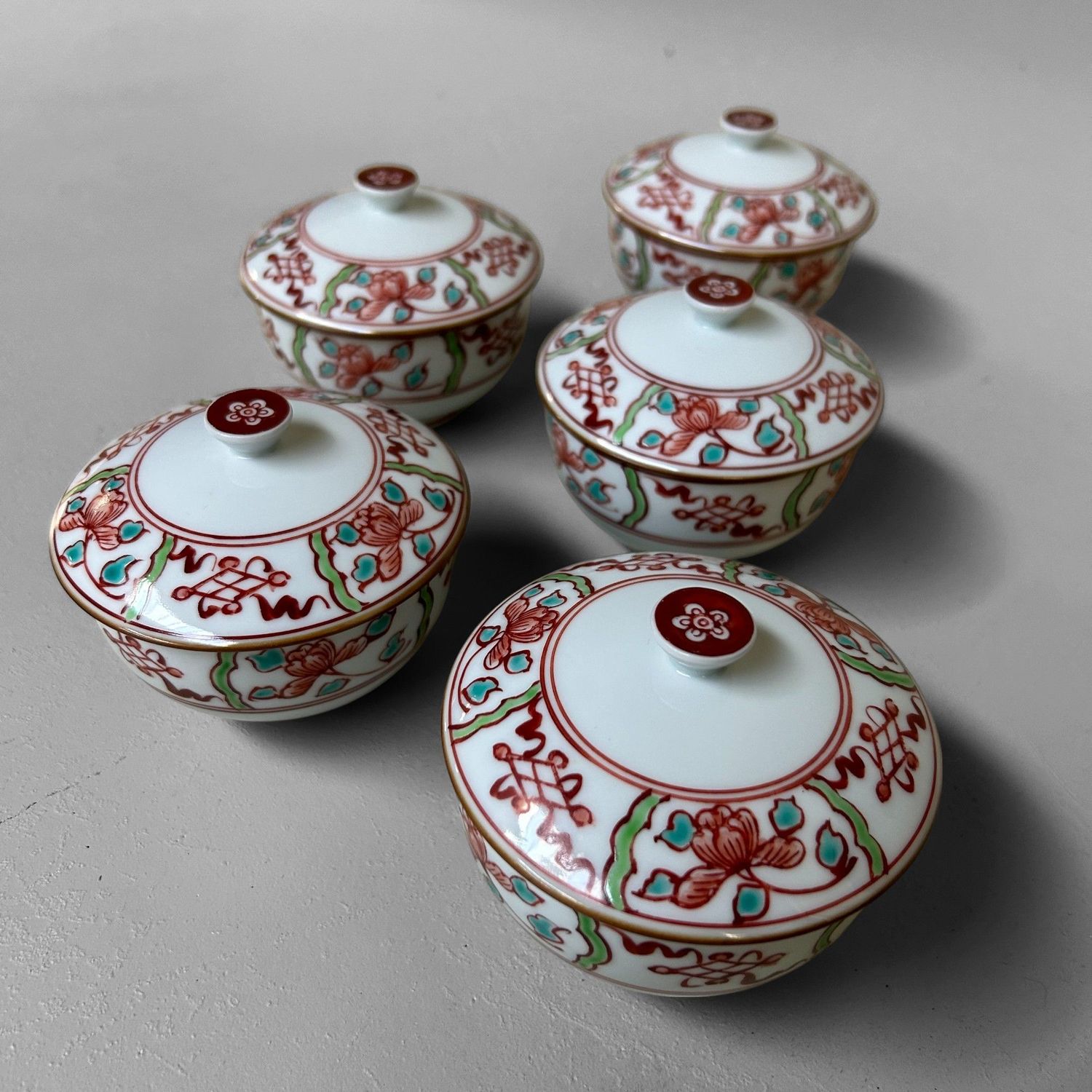 Set van 5 Japanse Arita porseleinen kommetjes met deksel, jaren '70.