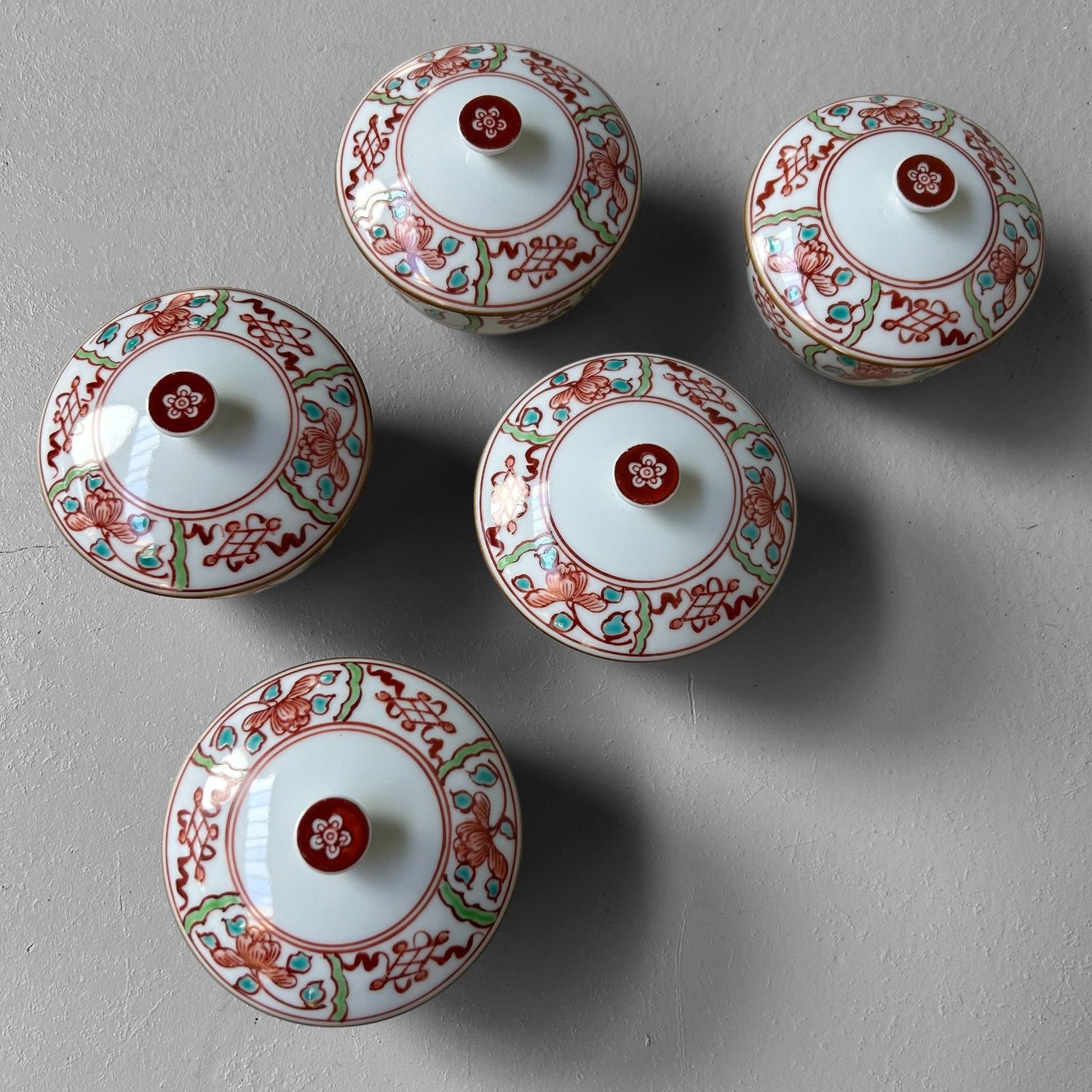 Set van 5 Japanse Arita porseleinen kommetjes met deksel, jaren '70.