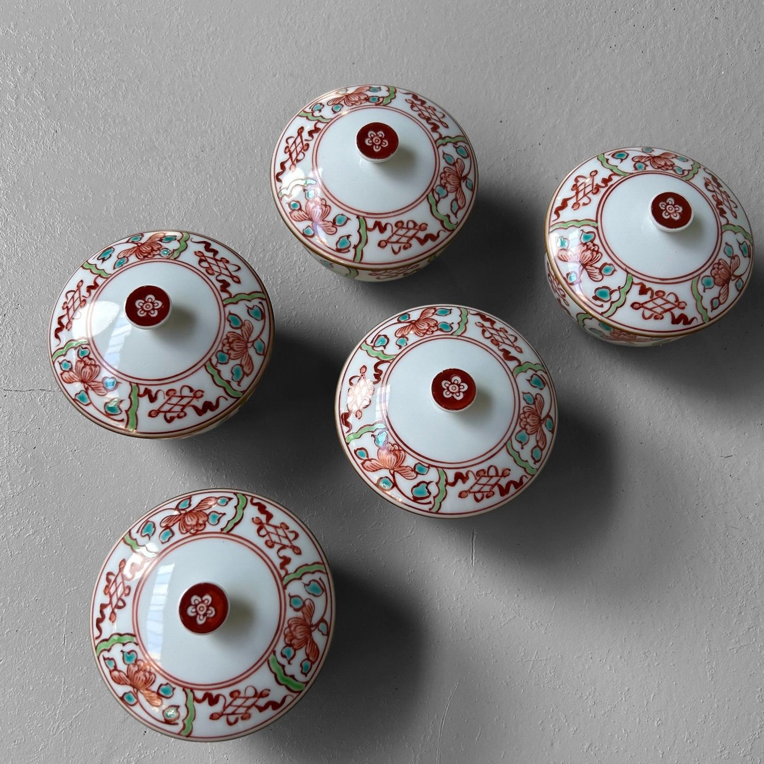 Set van 5 Japanse Arita porseleinen kommetjes met deksel, jaren '70.
