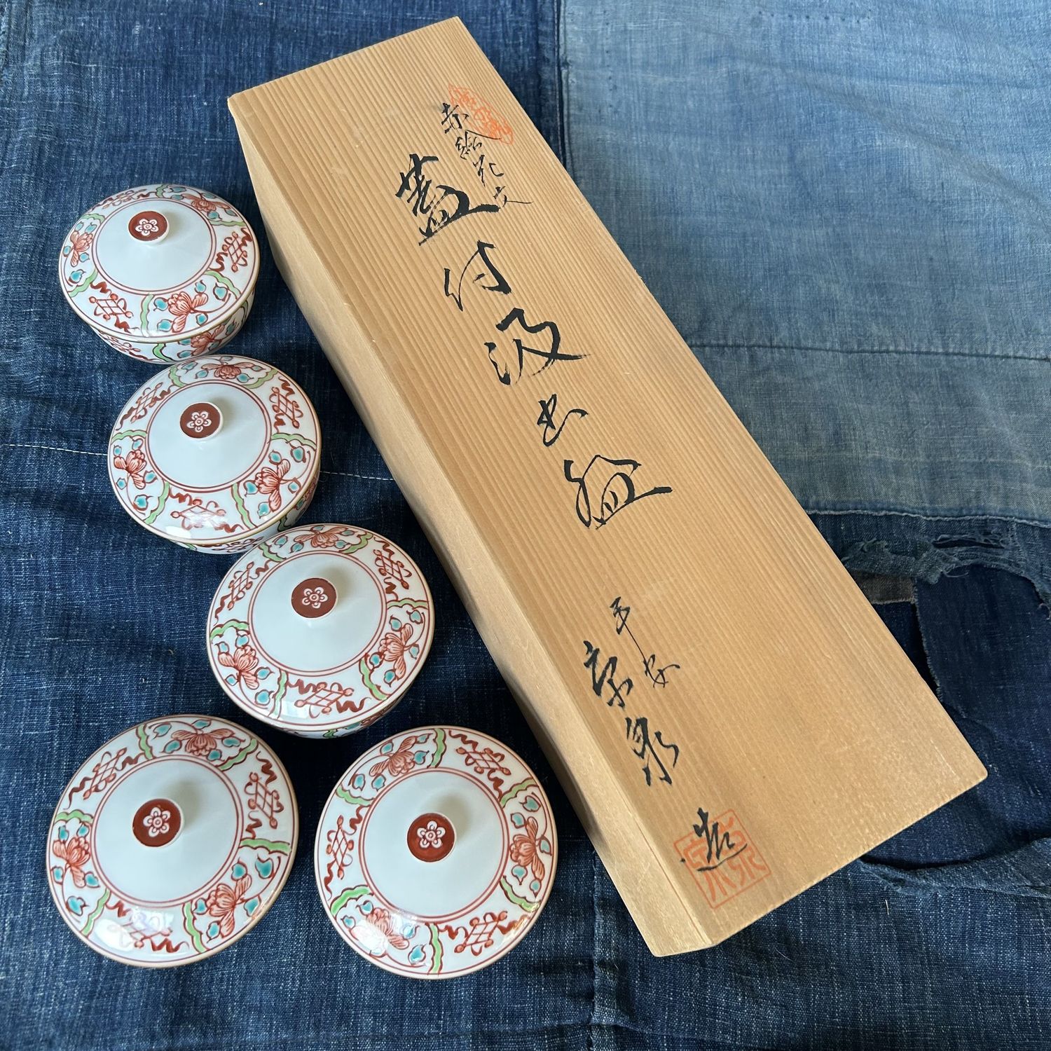 Set van 5 Japanse Arita porseleinen kommetjes met deksel, jaren '70.