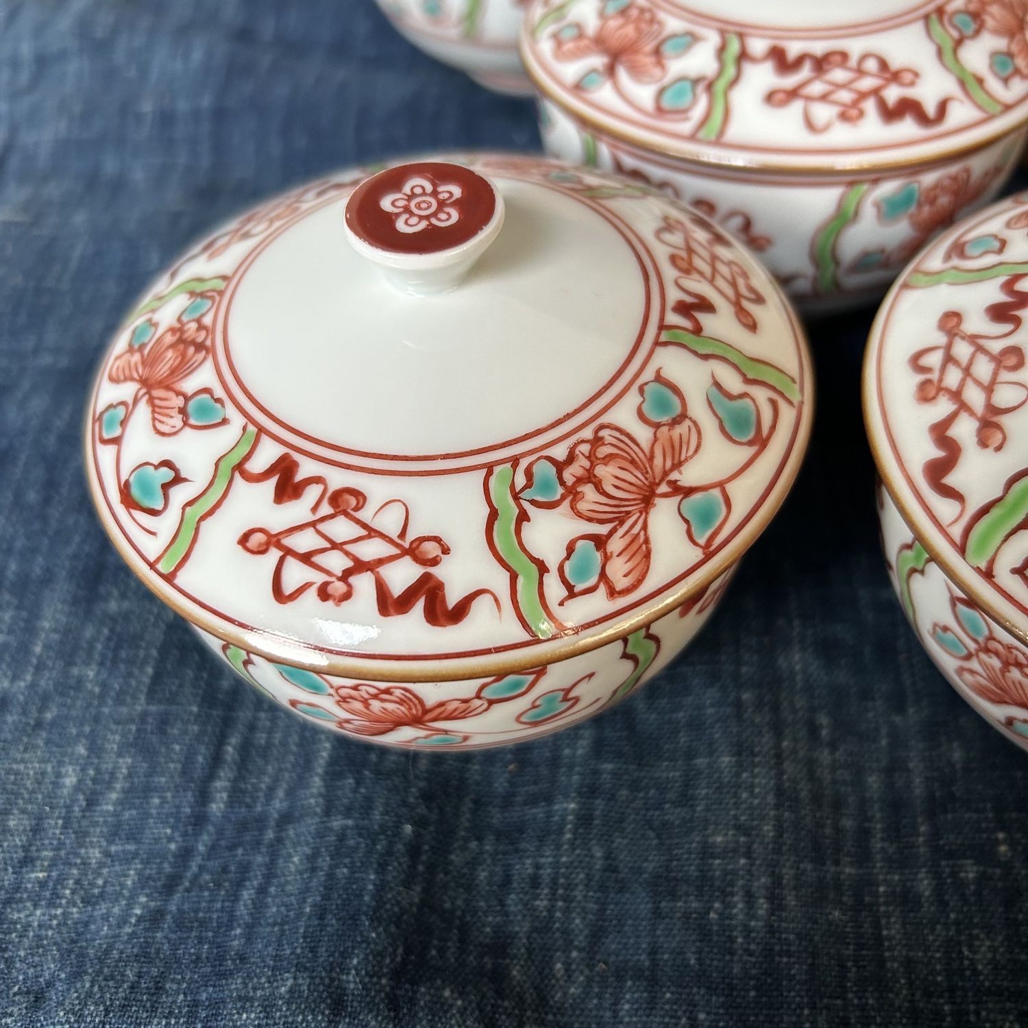 Set van 5 Japanse Arita porseleinen kommetjes met deksel, jaren '70.