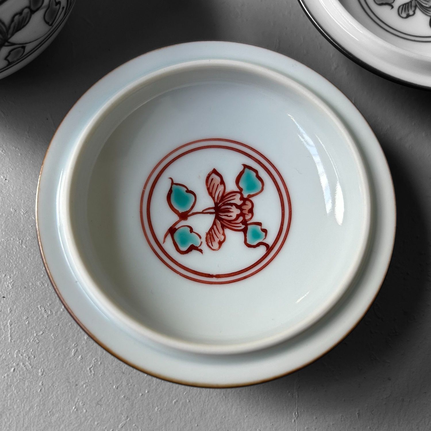 Set van 5 Japanse Arita porseleinen kommetjes met deksel, jaren '70.