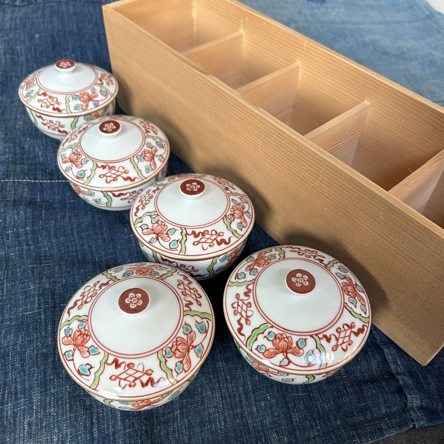 Set van 5 Japanse Arita porseleinen kommetjes met deksel, jaren '70.