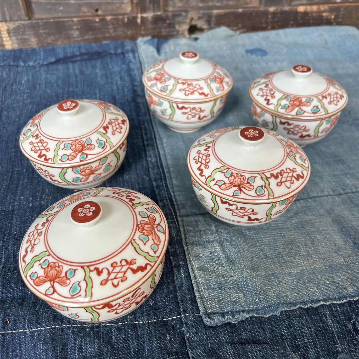 Set van 5 Japanse Arita porseleinen kommetjes met deksel, jaren '70.