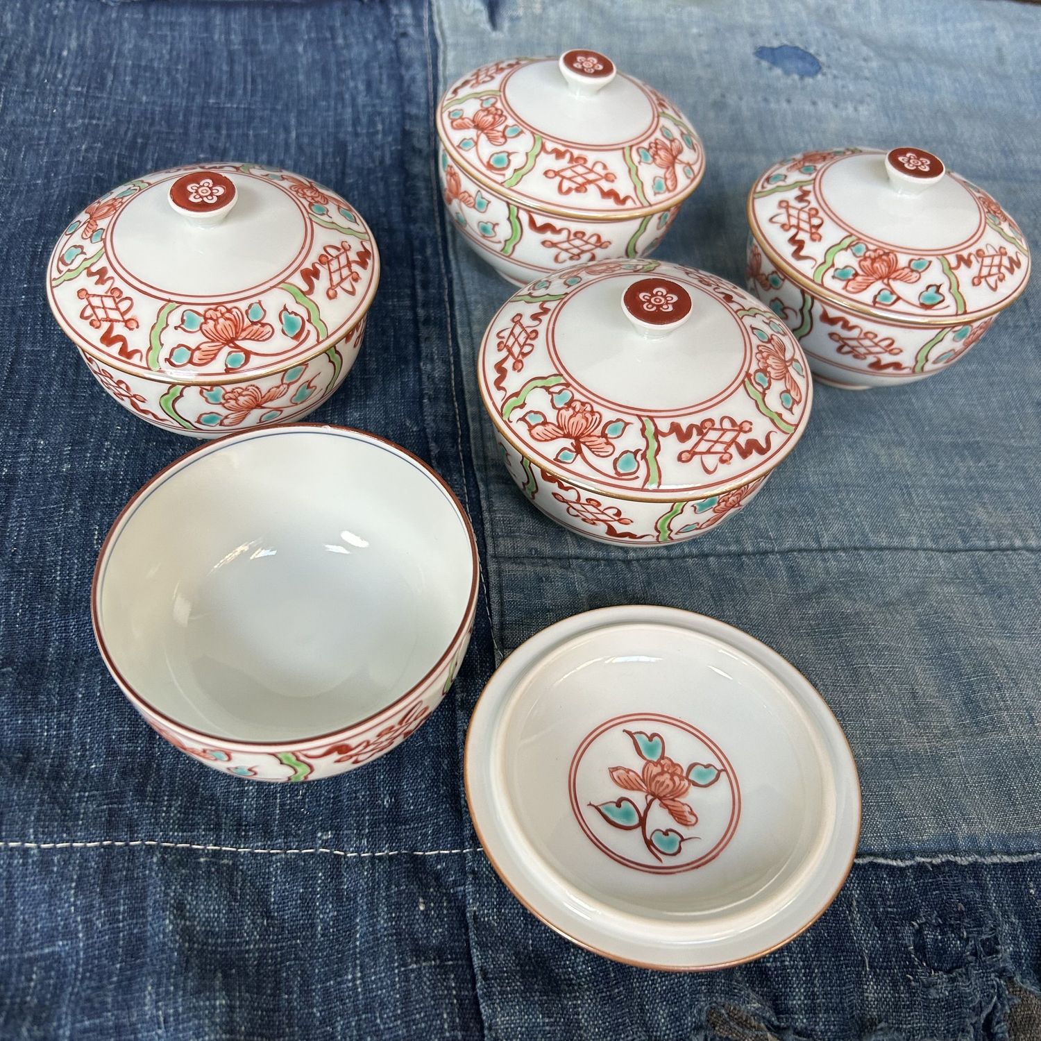 Set van 5 Japanse Arita porseleinen kommetjes met deksel, jaren '70.