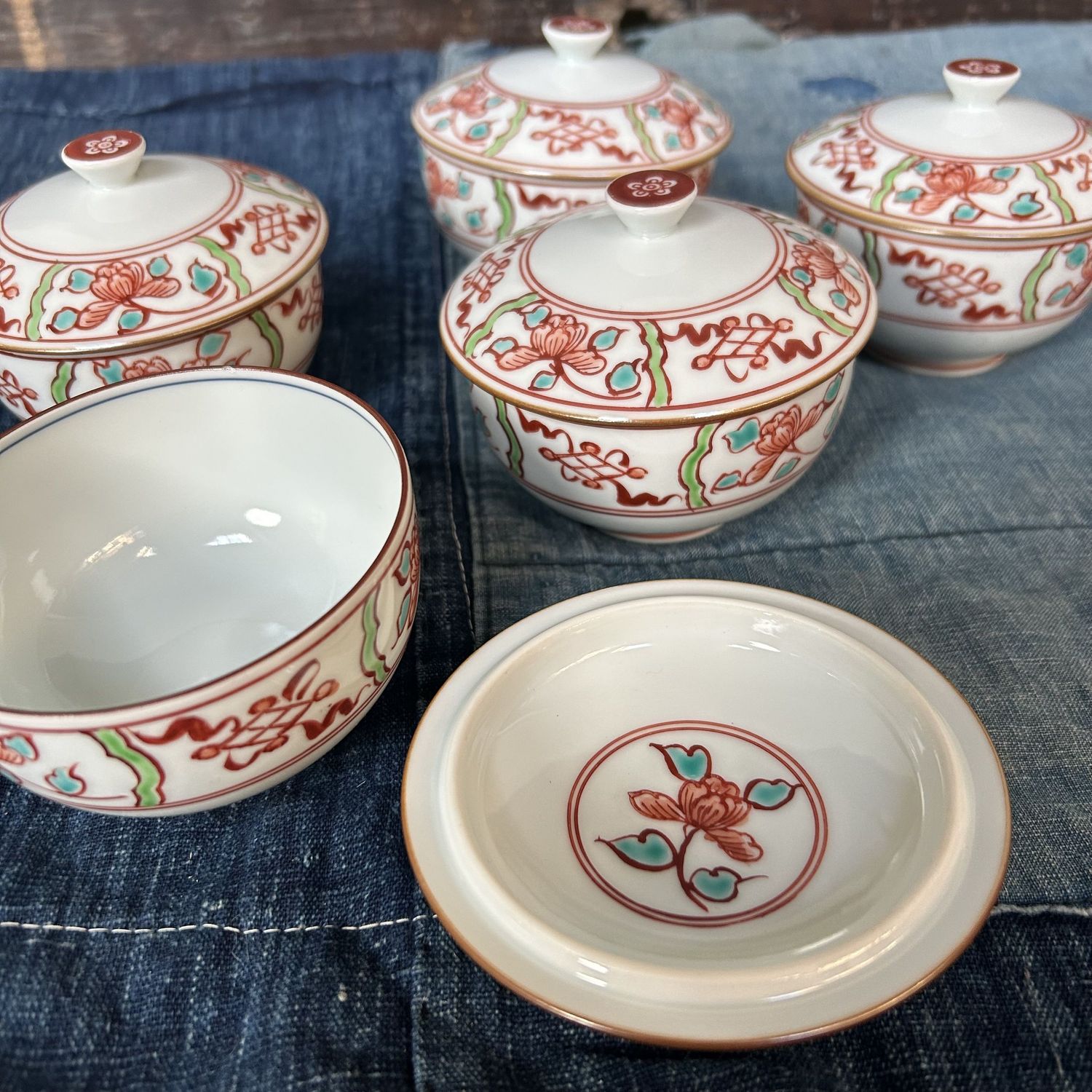 Set van 5 Japanse Arita porseleinen kommetjes met deksel, jaren '70.