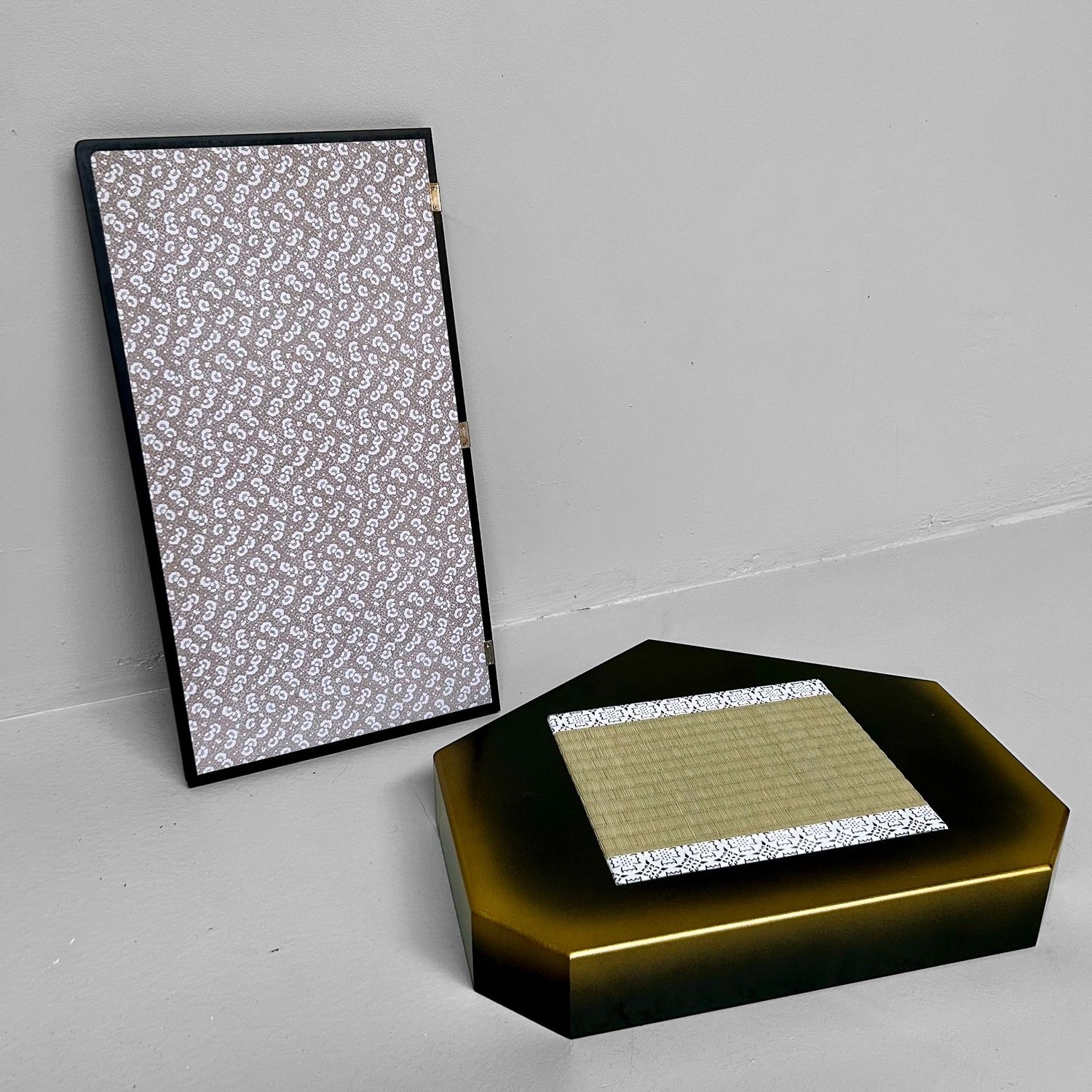 Vintage Japanse Display Stand met Houten scherm, jaren ‘70.