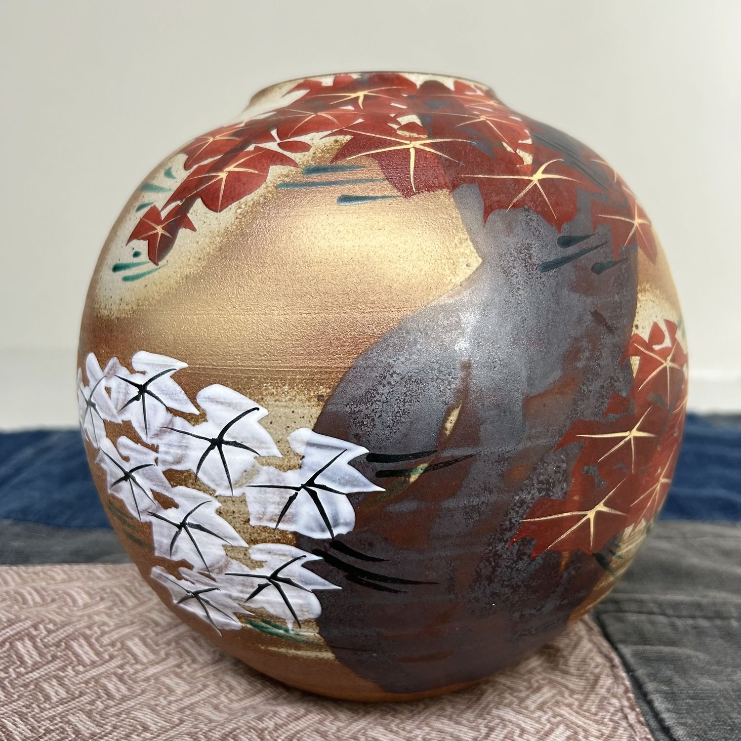 Japanese Mid-Century Ikebana Flower Vase, Kutani Nikko, 1960s.