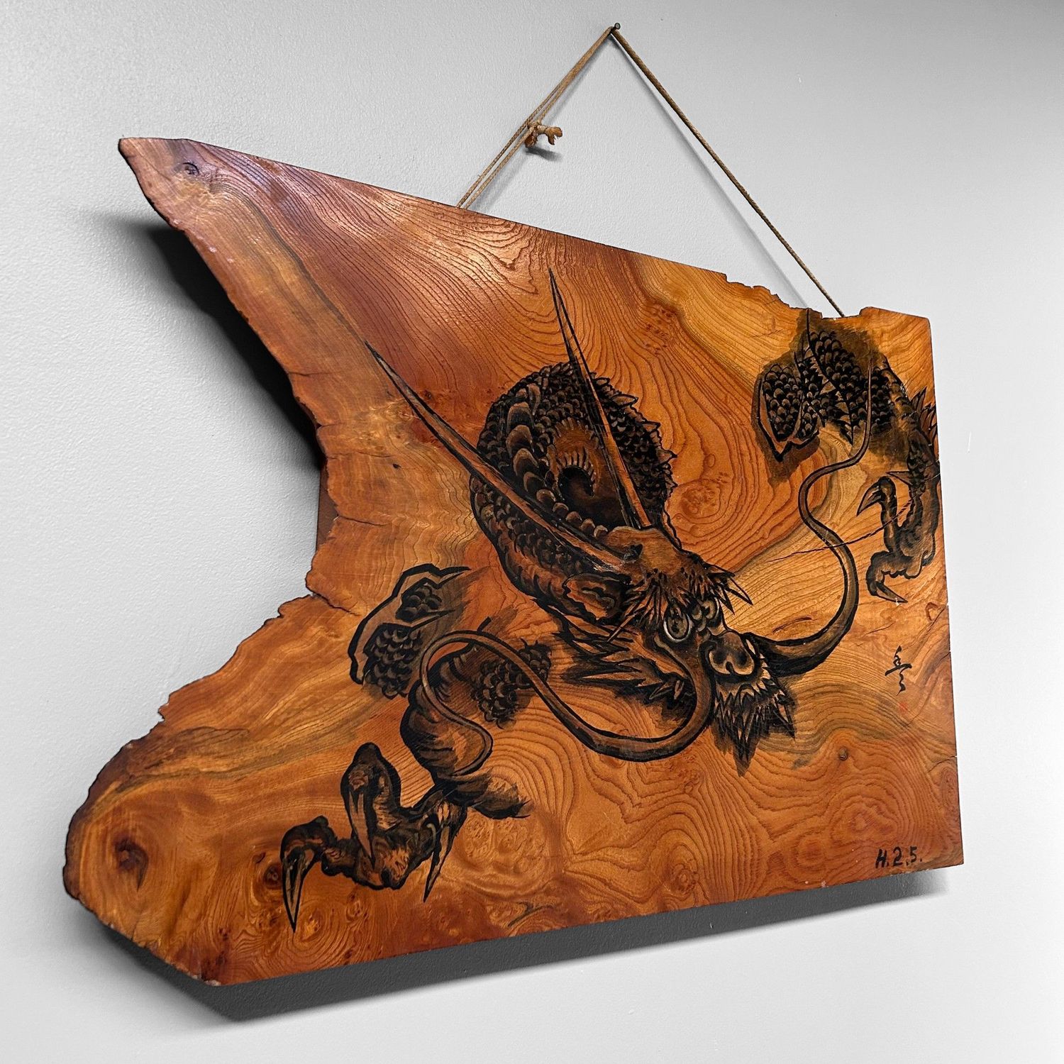 Houten Japanse Muurdecoratie met Drakenschildering, 1990.