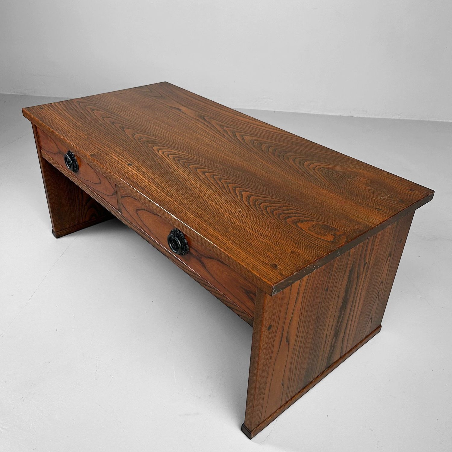 Minimalistische Schrijftafel, Shosai-Ki, Shōwa Periode, Japan. Minimalistische Schrijftafel, Shosai-Ki, Shōwa Periode, Japan.