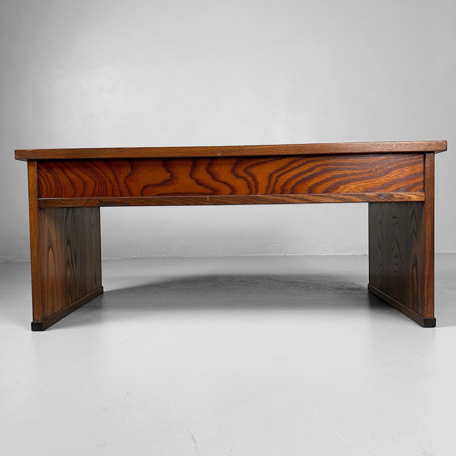 Minimalistische Schrijftafel, Shosai-Ki, Shōwa Periode, Japan. Minimalistische Schrijftafel, Shosai-Ki, Shōwa Periode, Japan.