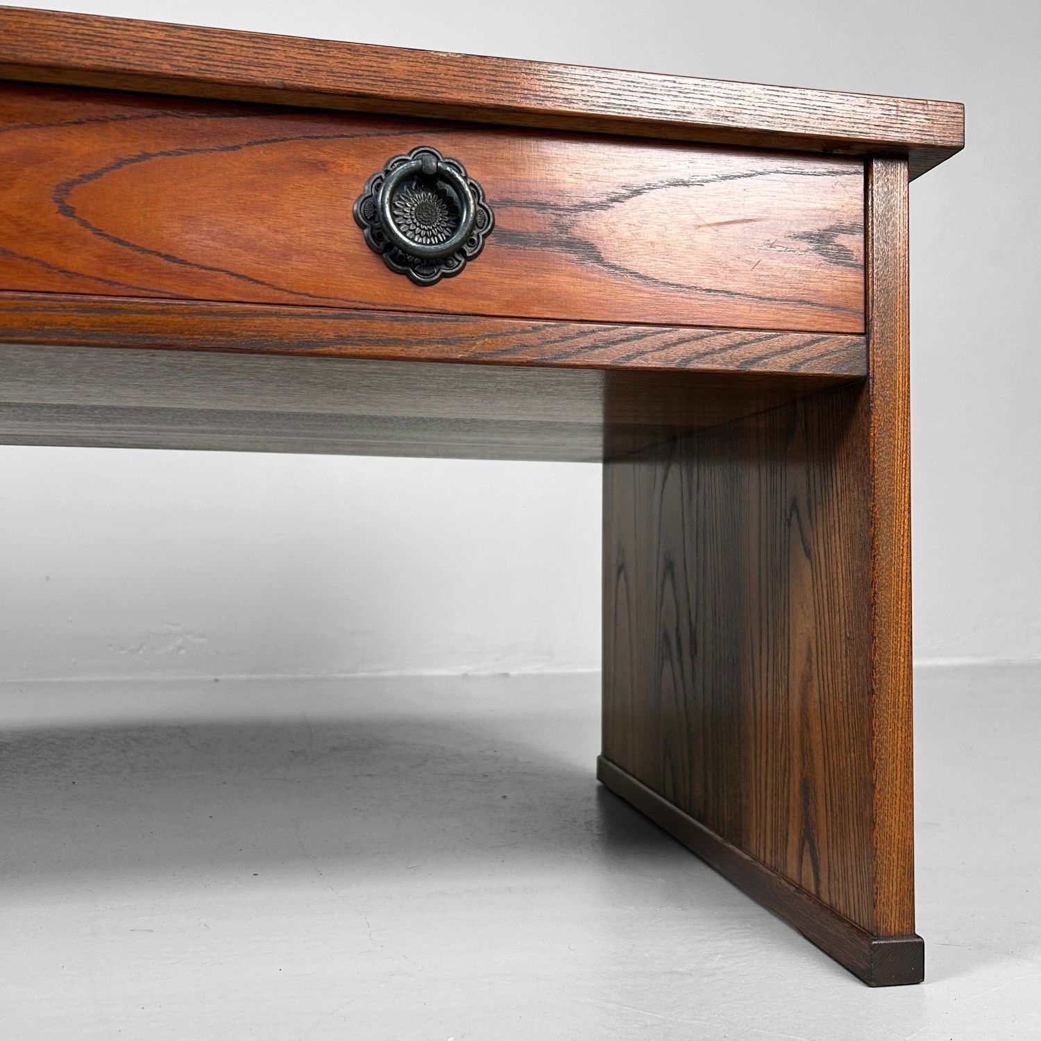 Minimalistische Schrijftafel, Shosai-Ki, Shōwa Periode, Japan. Minimalistische Schrijftafel, Shosai-Ki, Shōwa Periode, Japan.