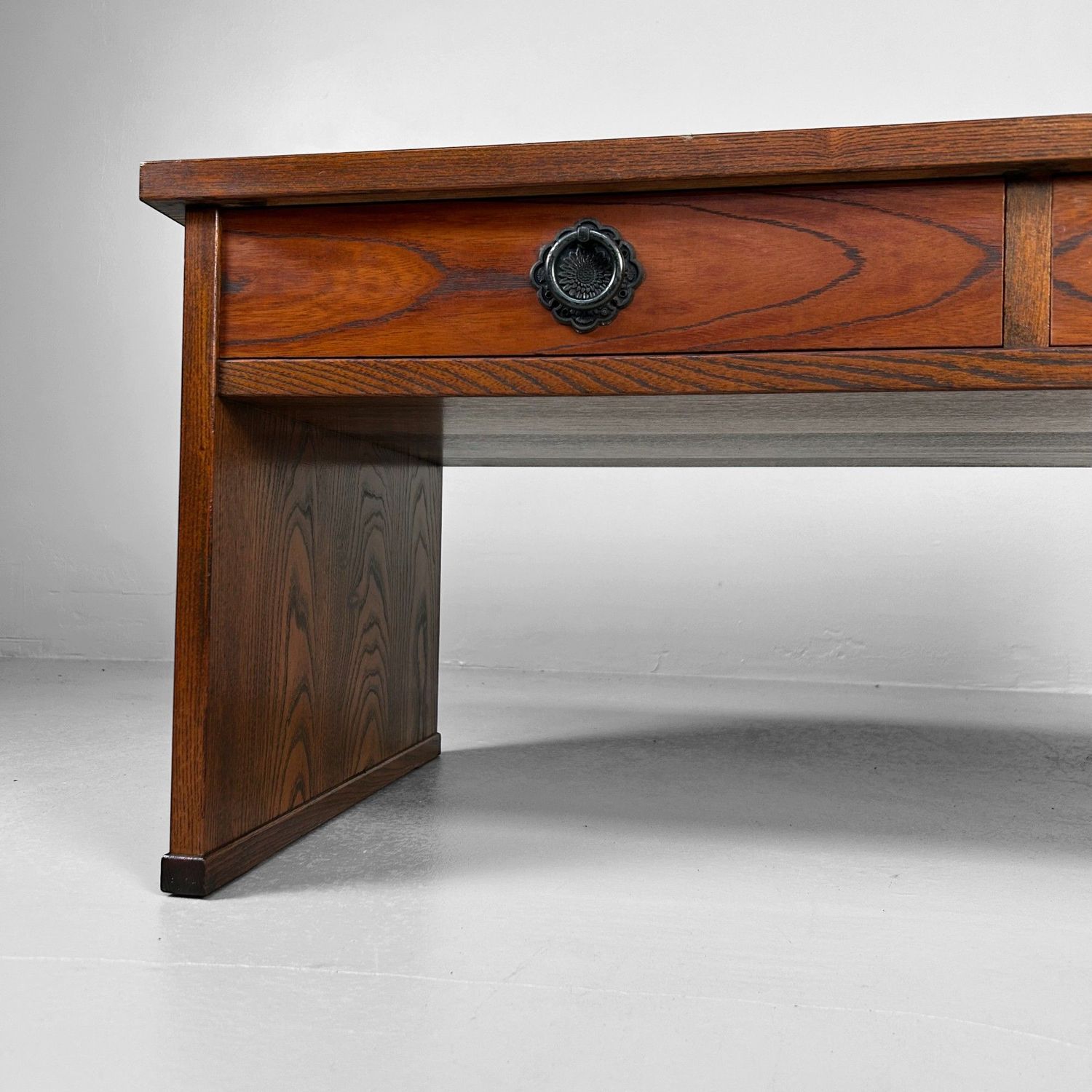 Minimalistische Schrijftafel, Shosai-Ki, Shōwa Periode, Japan. Minimalistische Schrijftafel, Shosai-Ki, Shōwa Periode, Japan.