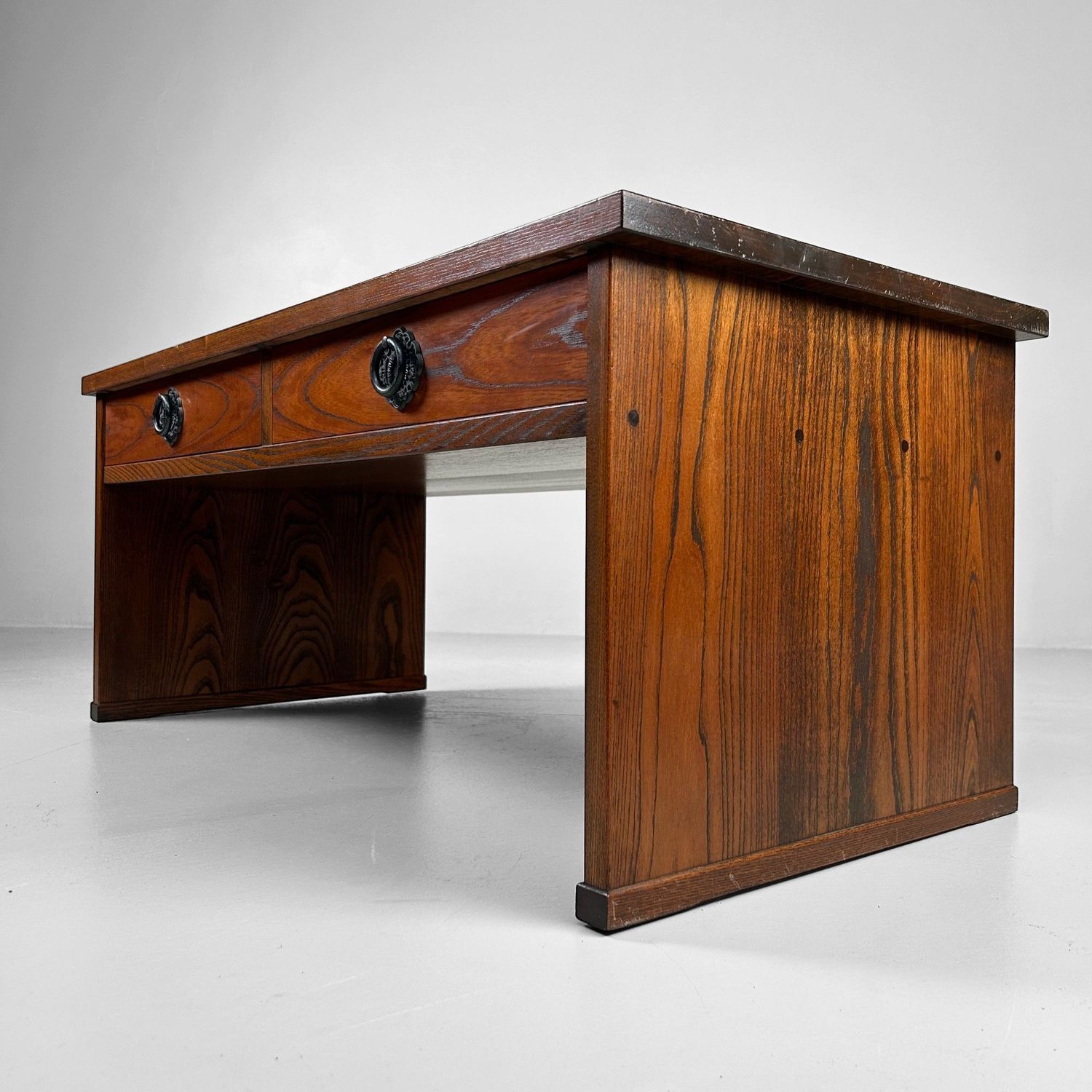 Minimalistische Schrijftafel, Shosai-Ki, Shōwa Periode, Japan. Minimalistische Schrijftafel, Shosai-Ki, Shōwa Periode, Japan.