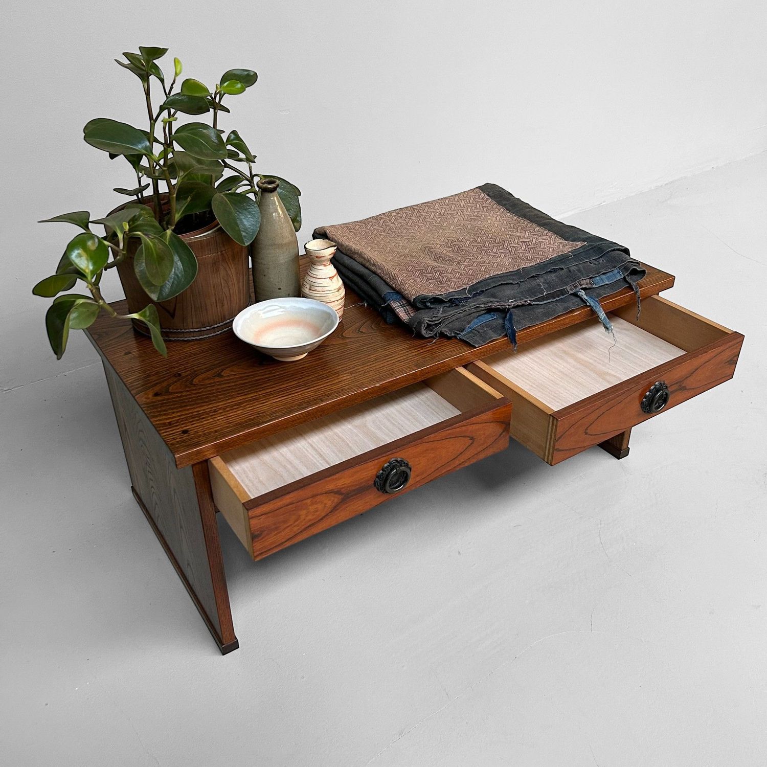 Minimalistische Schrijftafel, Shosai-Ki, Shōwa Periode, Japan. Minimalistische Schrijftafel, Shosai-Ki, Shōwa Periode, Japan.