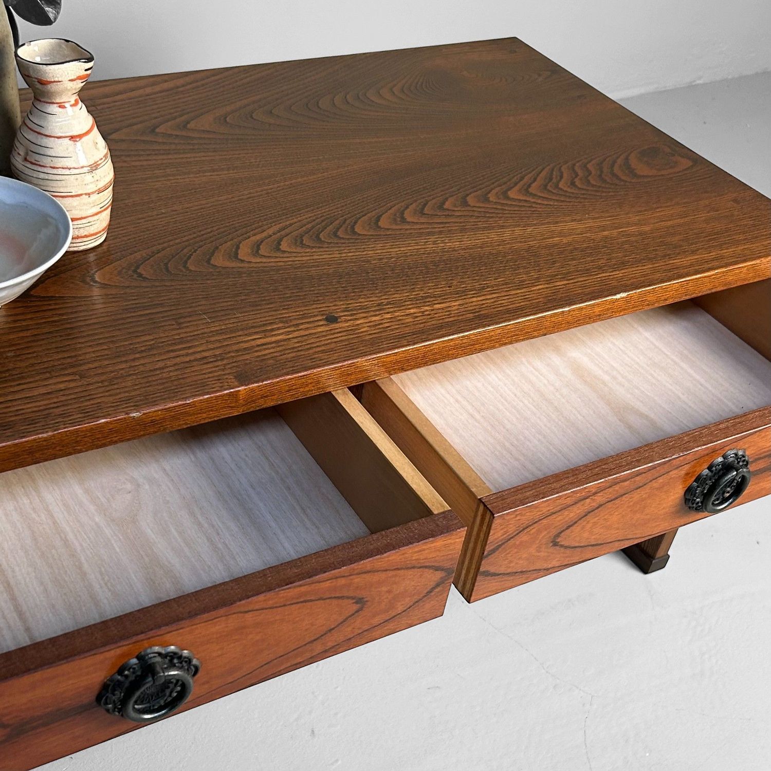 Minimalistische Schrijftafel, Shosai-Ki, Shōwa Periode, Japan. Minimalistische Schrijftafel, Shosai-Ki, Shōwa Periode, Japan.