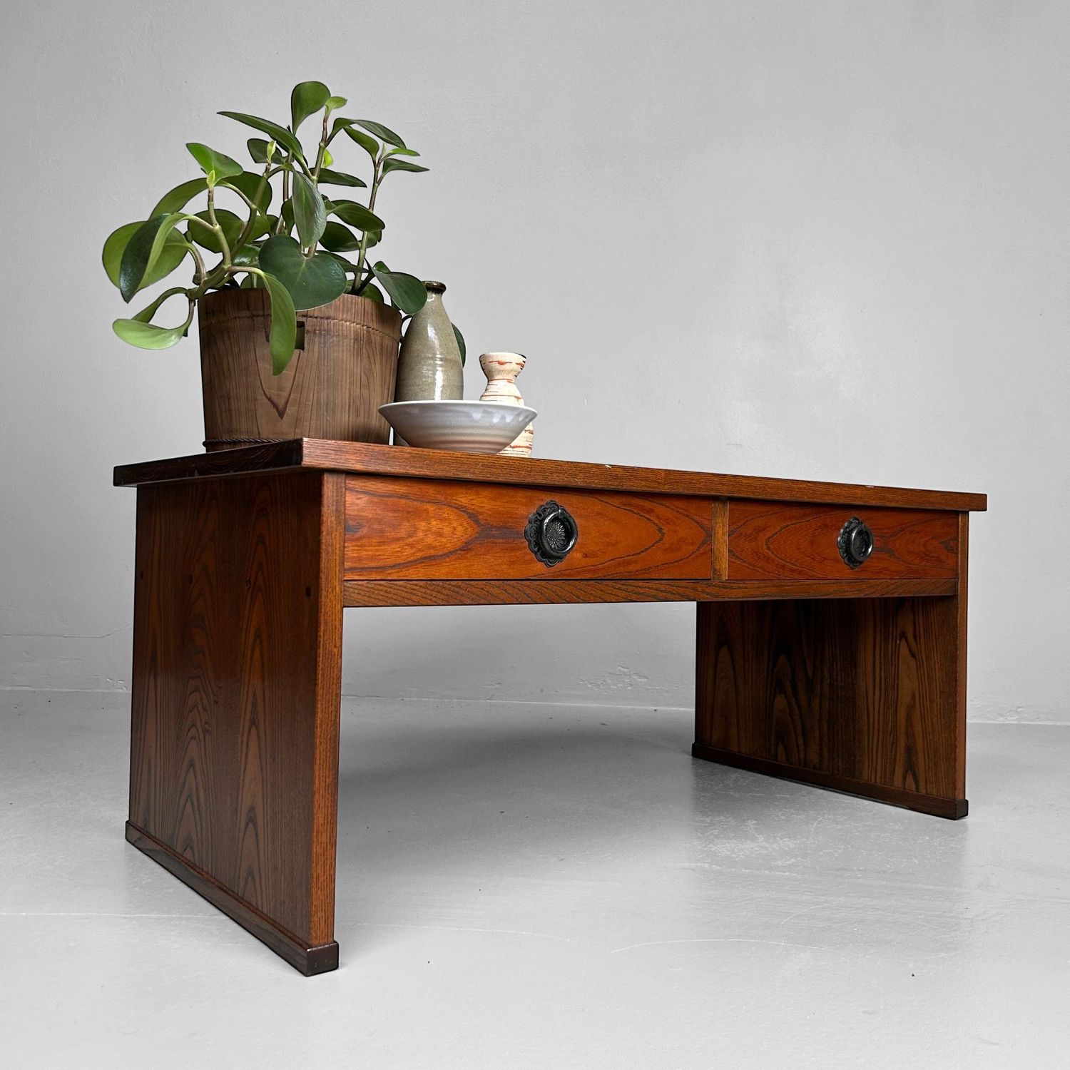 Minimalistische Schrijftafel, Shosai-Ki, Shōwa Periode, Japan. Minimalistische Schrijftafel, Shosai-Ki, Shōwa Periode, Japan.