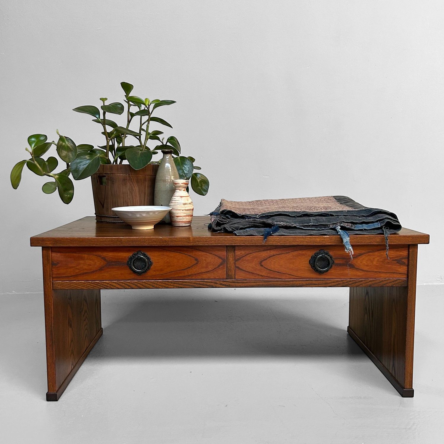 Minimalistische Schrijftafel, Shosai-Ki, Shōwa Periode, Japan. Minimalistische Schrijftafel, Shosai-Ki, Shōwa Periode, Japan.