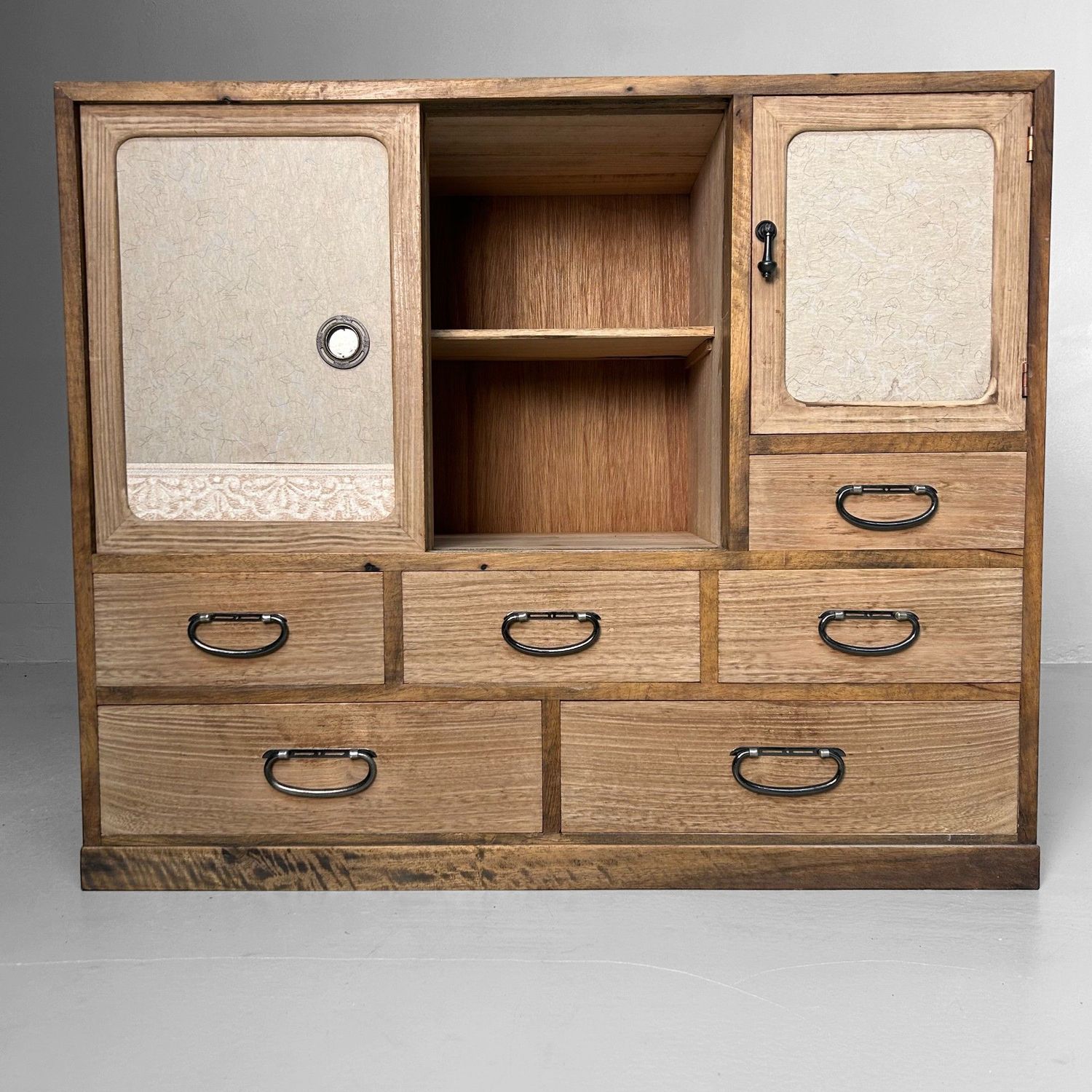 Elegante Japanse Tansu Kast uit de Shōwa-periode.