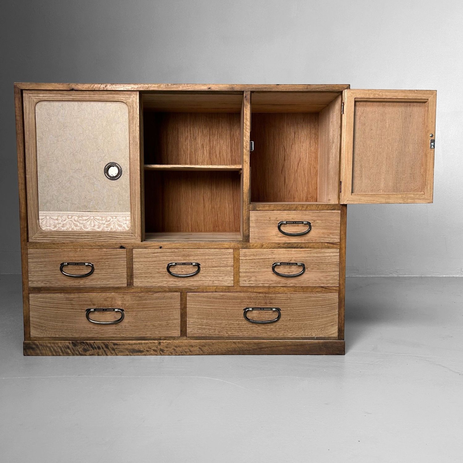 Elegante Japanse Tansu Kast uit de Shōwa-periode.