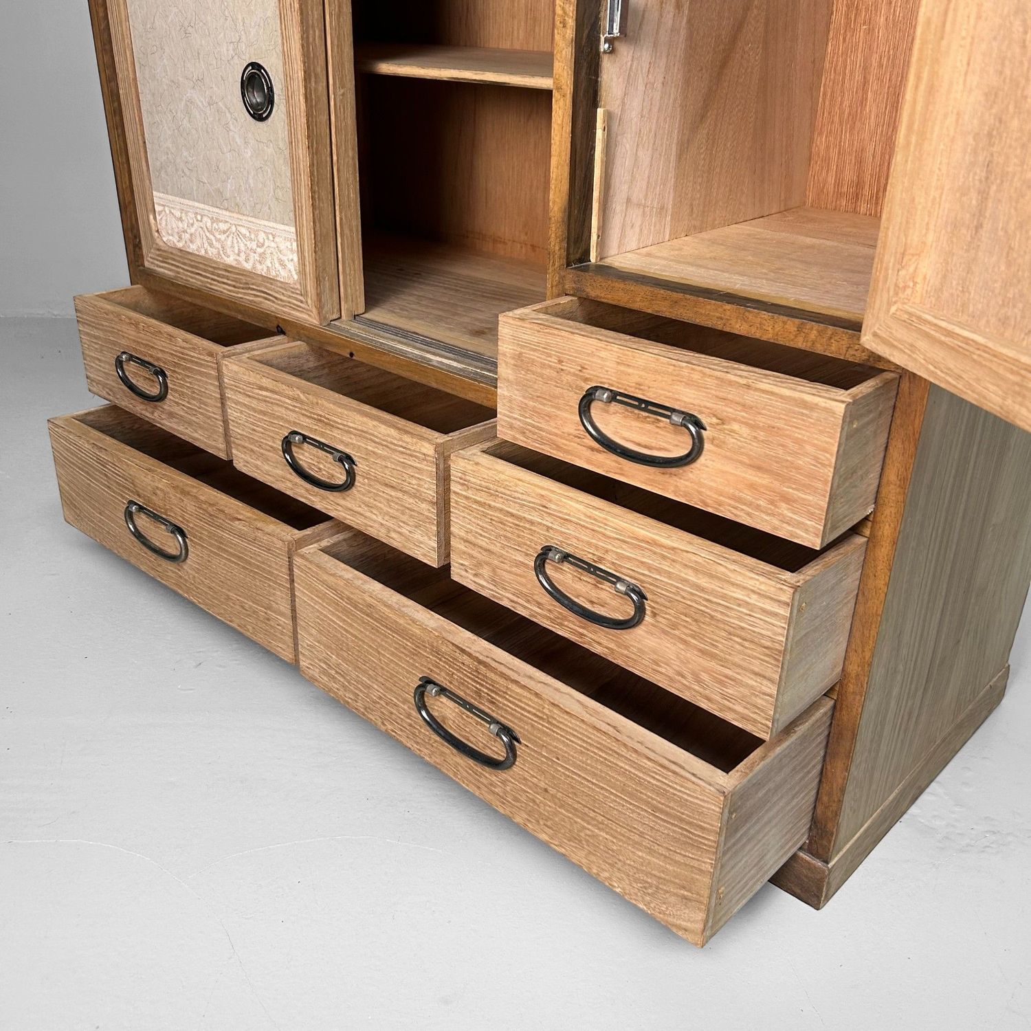 Elegante Japanse Tansu Kast uit de Shōwa-periode.