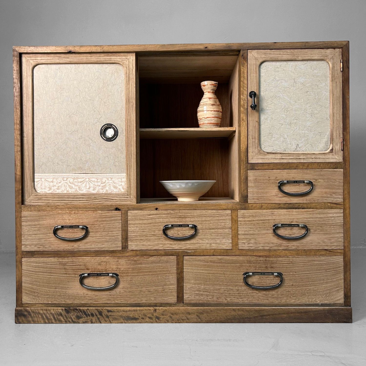 Elegante Japanse Tansu Kast uit de Shōwa-periode.