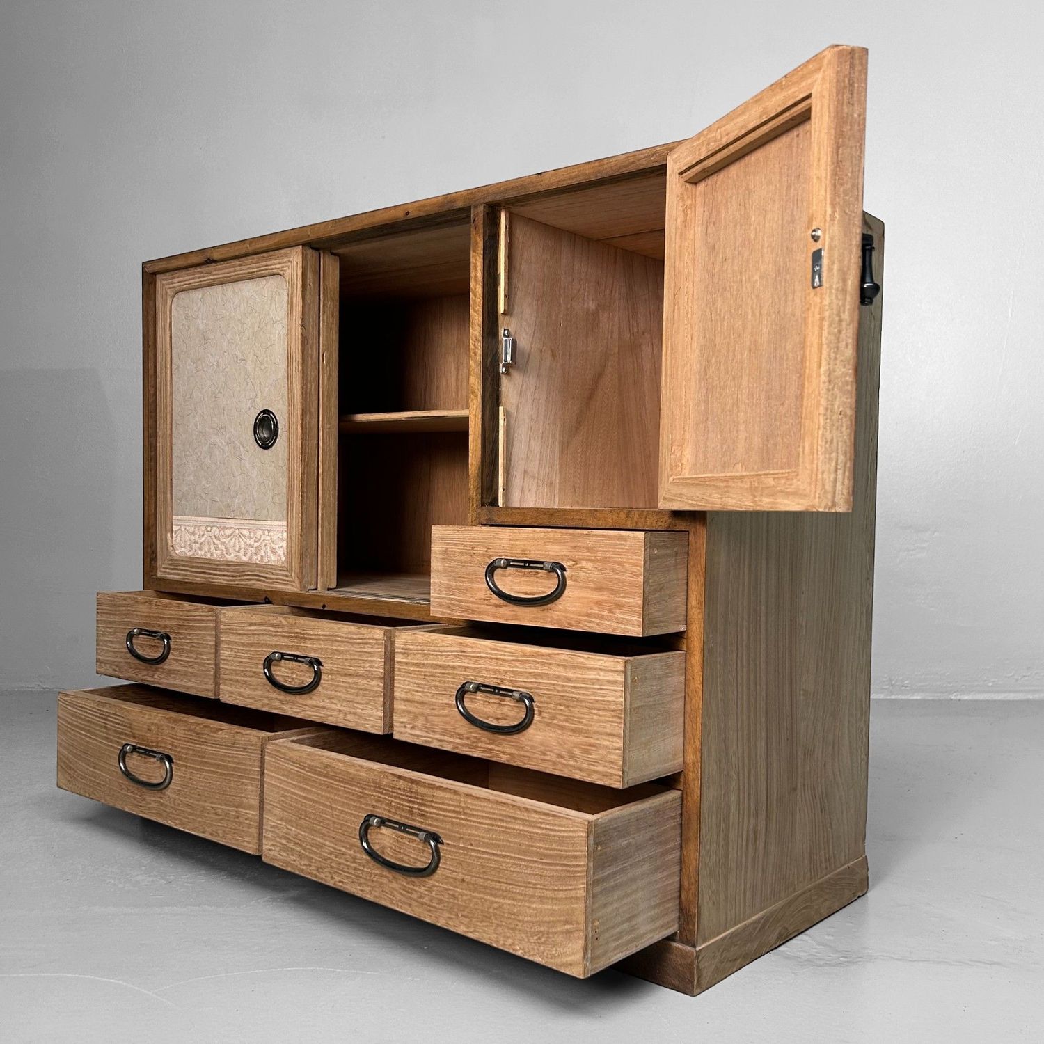 Elegante Japanse Tansu Kast uit de Shōwa-periode.