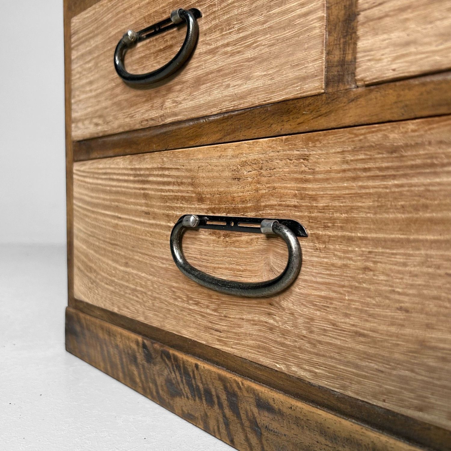 Elegante Japanse Tansu Kast uit de Shōwa-periode.