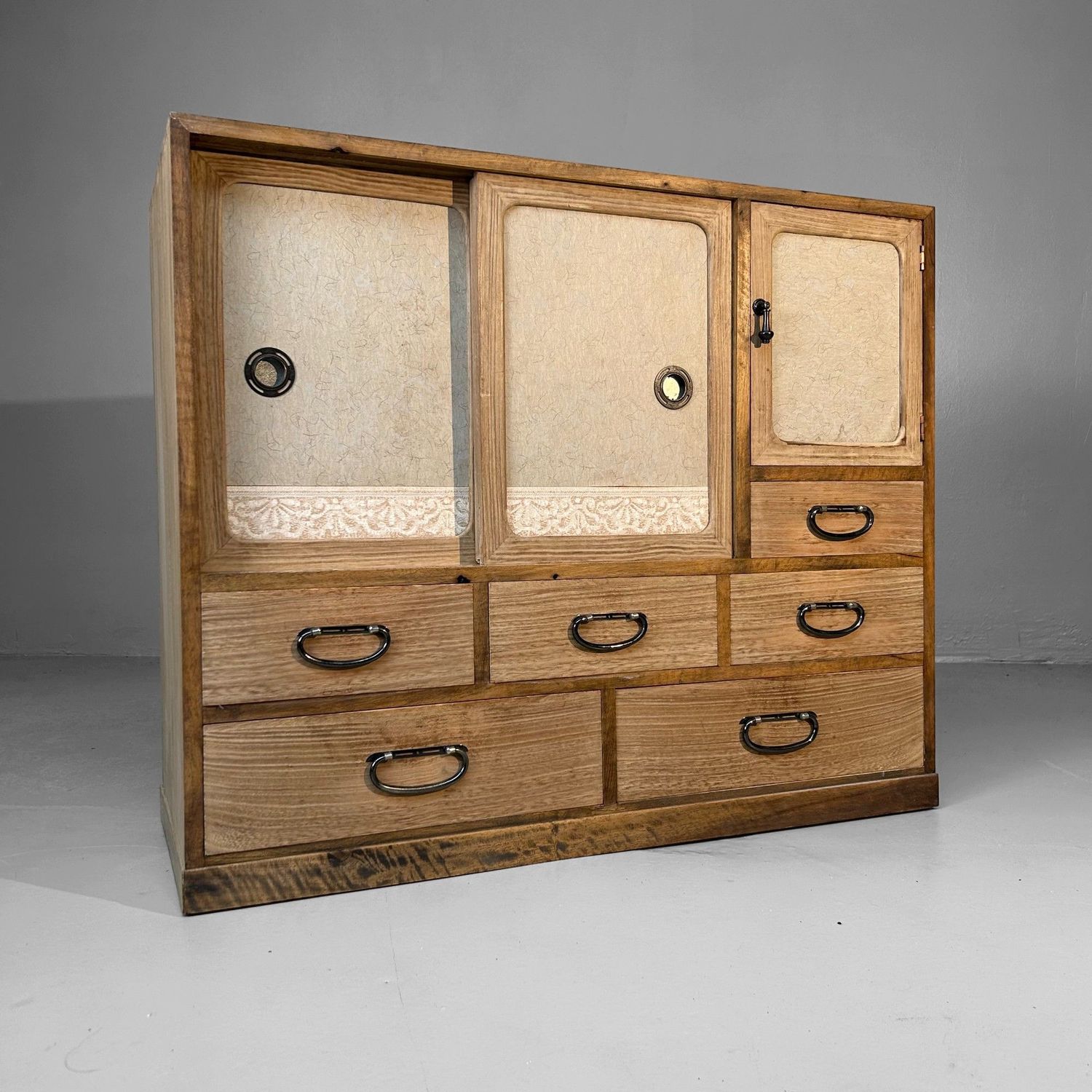 Elegante Japanse Tansu Kast uit de Shōwa-periode.