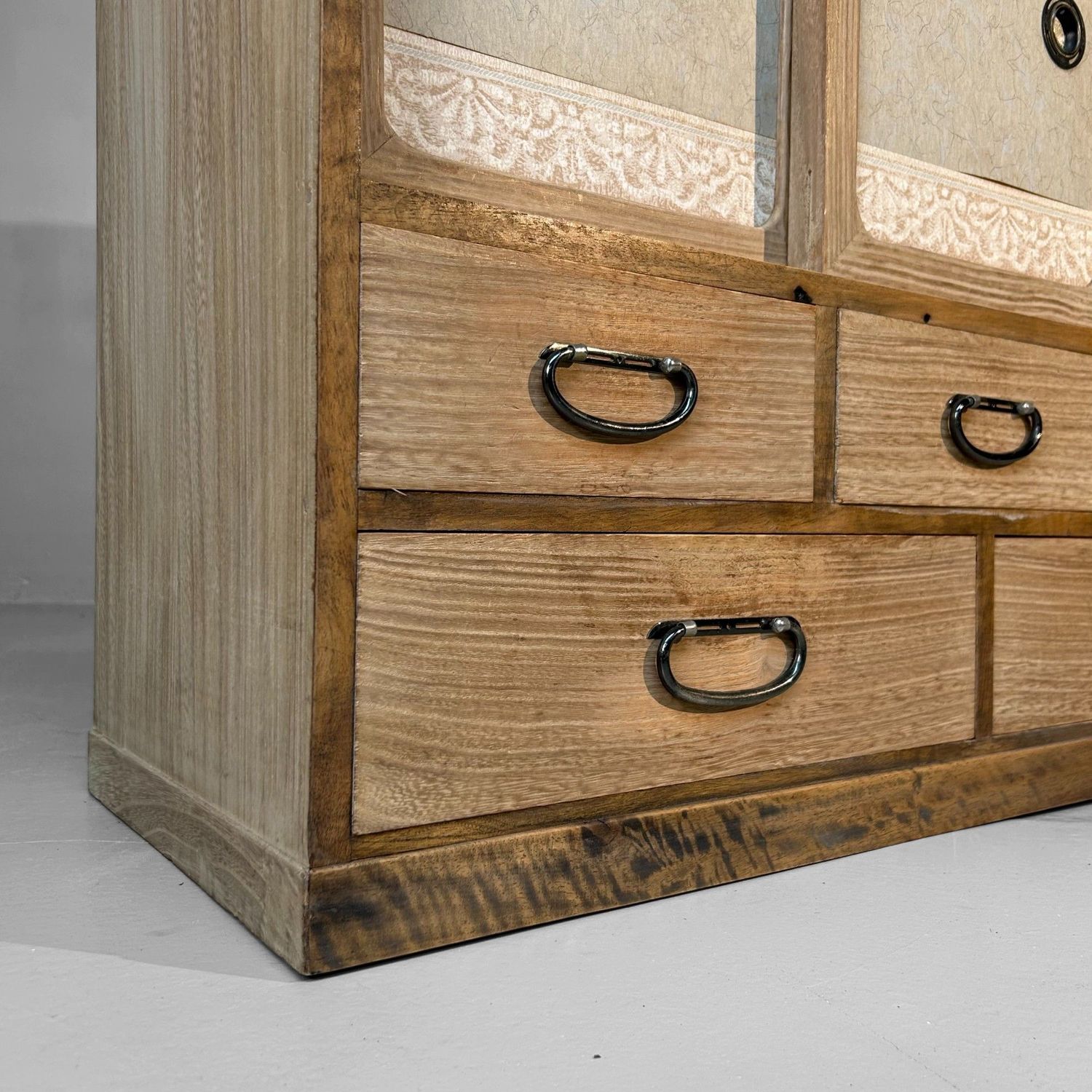 Elegante Japanse Tansu Kast uit de Shōwa-periode.