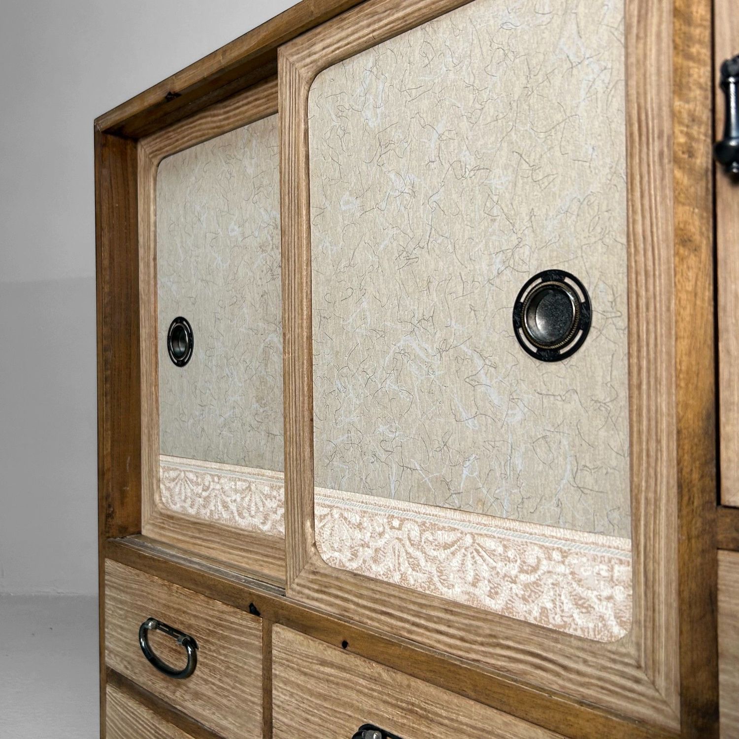 Elegante Japanse Tansu Kast uit de Shōwa-periode.