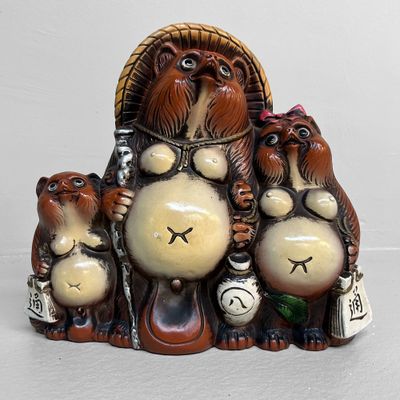 Vrolijke Vintage Tanuki Familie, Shigaraki, Japan.