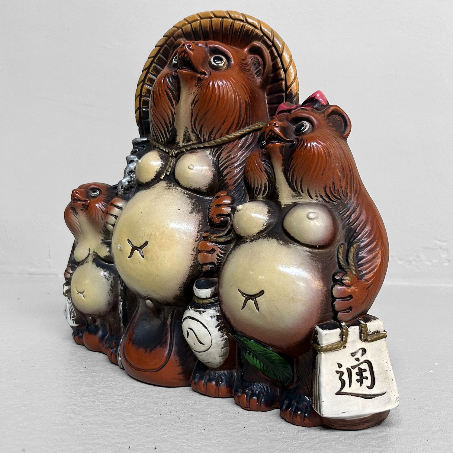 Vrolijke Vintage Tanuki Familie, Shigaraki, Japan.