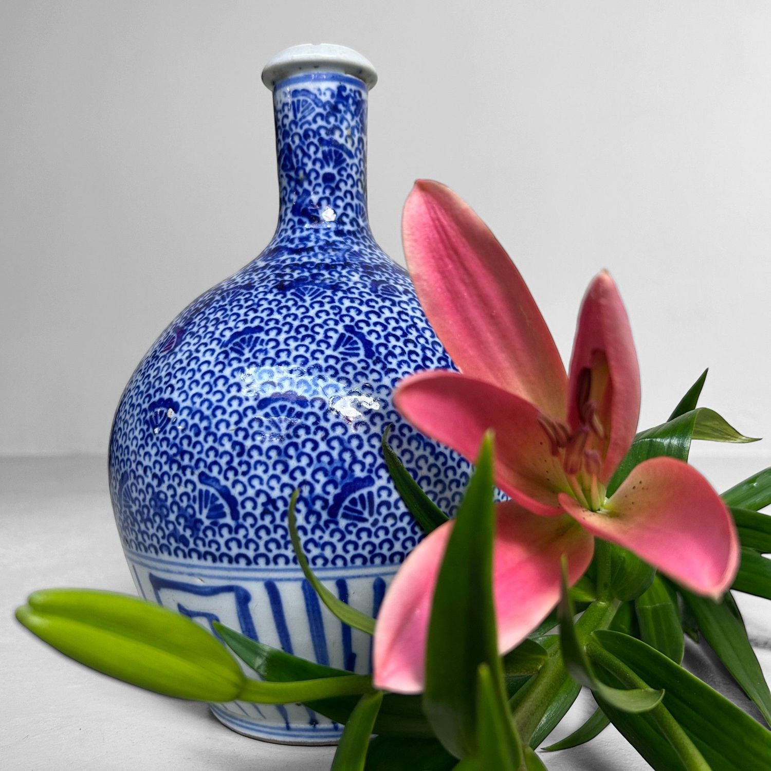 Porseleinen Tokkuri Sakefles Ikebana, 'Tako Karakusa', Taishō, Japan. Porseleinen Tokkuri Sakefles Ikebana, 'Tako Karakusa', Taishō, Japan.